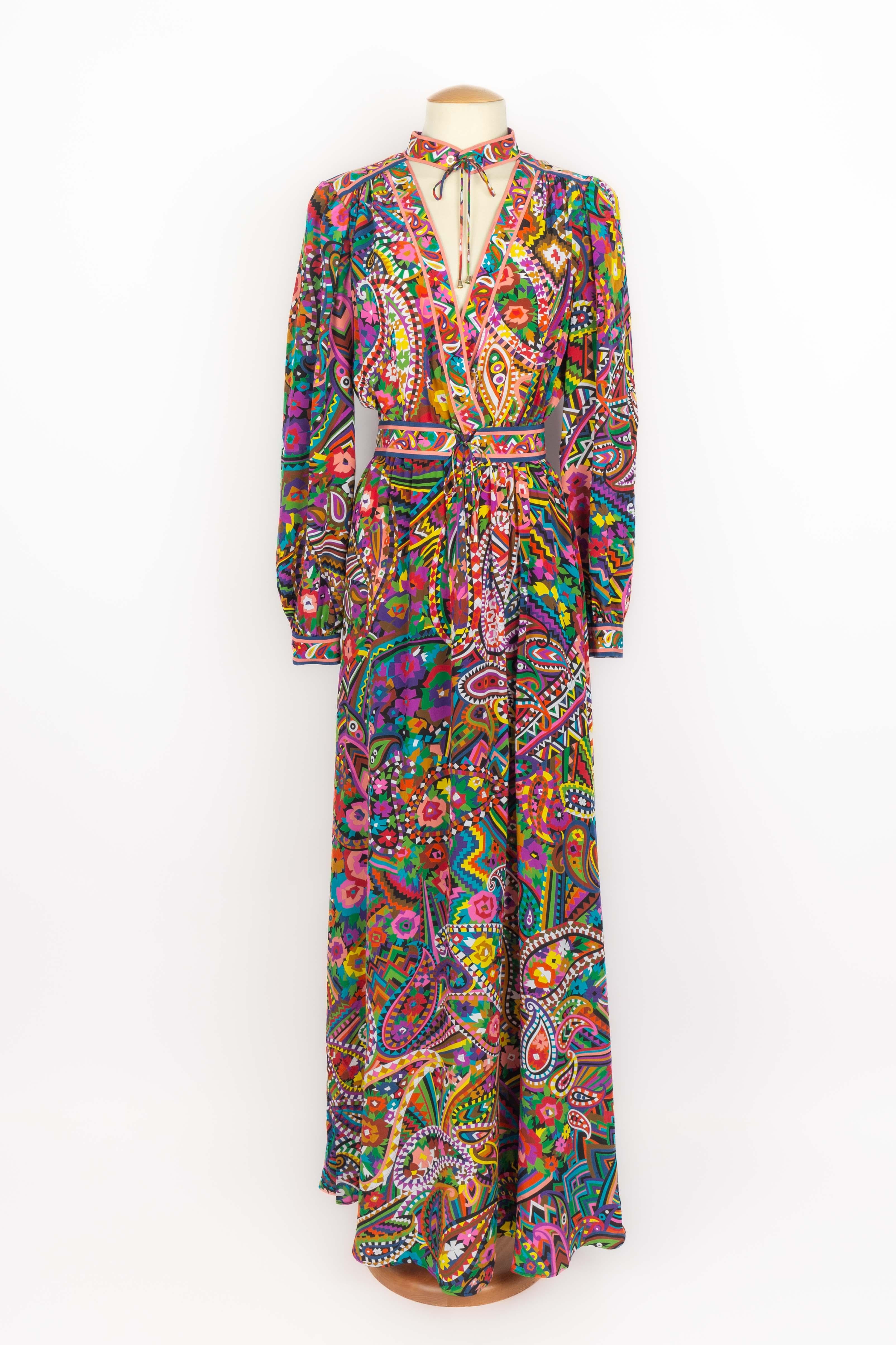 LÉONARD - (Made in Italy) Multicolored silk dress. Size 40IT. Collection Autumn-WInter 2021. 

Condition:
Very good condition

Dimensions:
Shoulder width: 40 cm - Chest: 38 cm - Waist: 32 cm - Sleeve length: 65 cm - Length: 155 cm

SKU:VR56