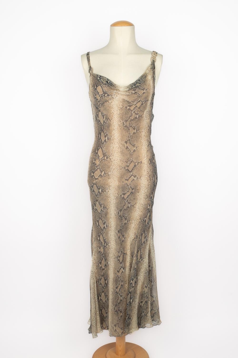 John Galliano (Made in France) Robe longue en soie à motif python. Taglia indicata 40FR. Collezione circa 2000.

Poitrine : 45 cm - Taille : 35 cm - Hanches : 47 cm - Longueur : 135 cm 

SKU : VR490
