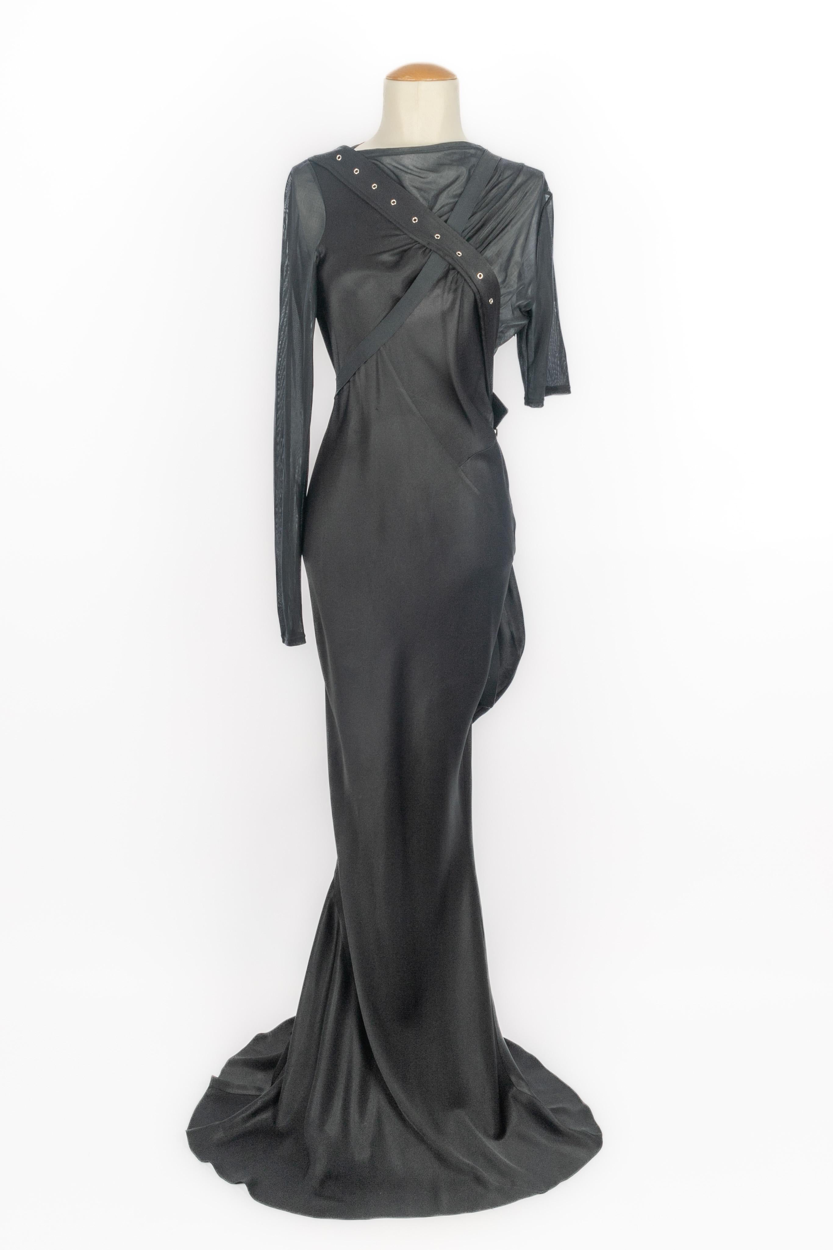John Galliano - (Made in France) Robe longue noire coupé en biais, manches en maille transparente asymétrique. Taglia indicata 40FR. Collection'S 2001.

Condizione :
Très bon état

Dimensioni :
Larghezza delle imbottiture : 42 cm - Poitrine : 44 cm