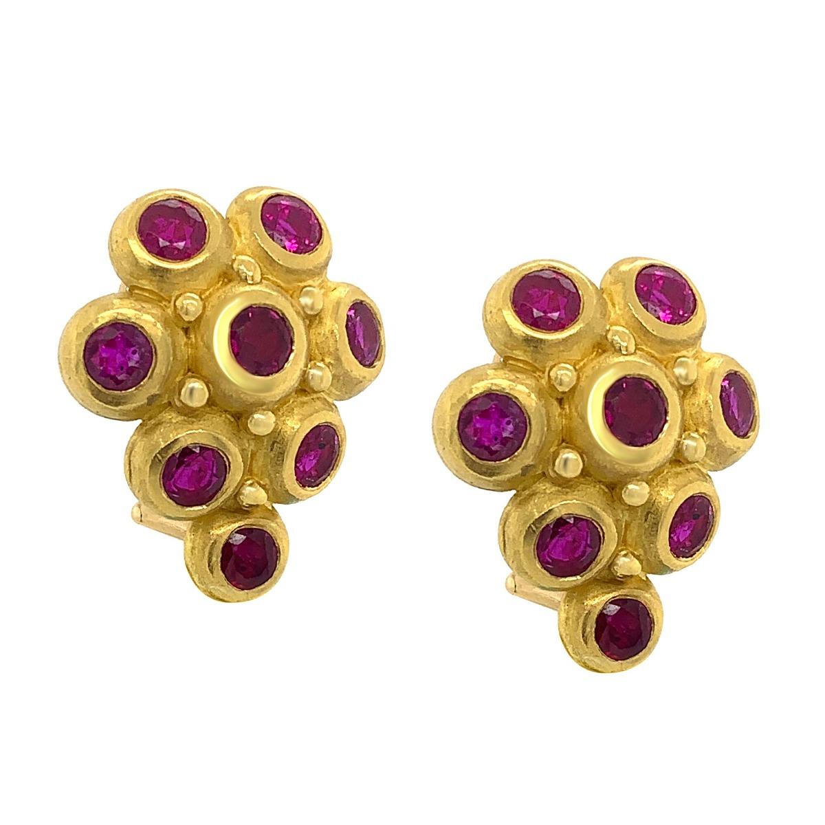 Firmato da: Roberge 
Metallo: Oro giallo 22 carati
Condizioni: Eccellente
Pietra preziosa: Rubino
Peso del rubino: 4 CT
Lunghezza: 0.75 pollici
Peso totale dell'articolo: 20,4 g