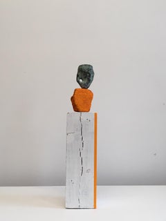 Zeitgenössische konzeptionelle Bronze-Keramik-Skulptur Weiblicher Künstler Orange Weiß