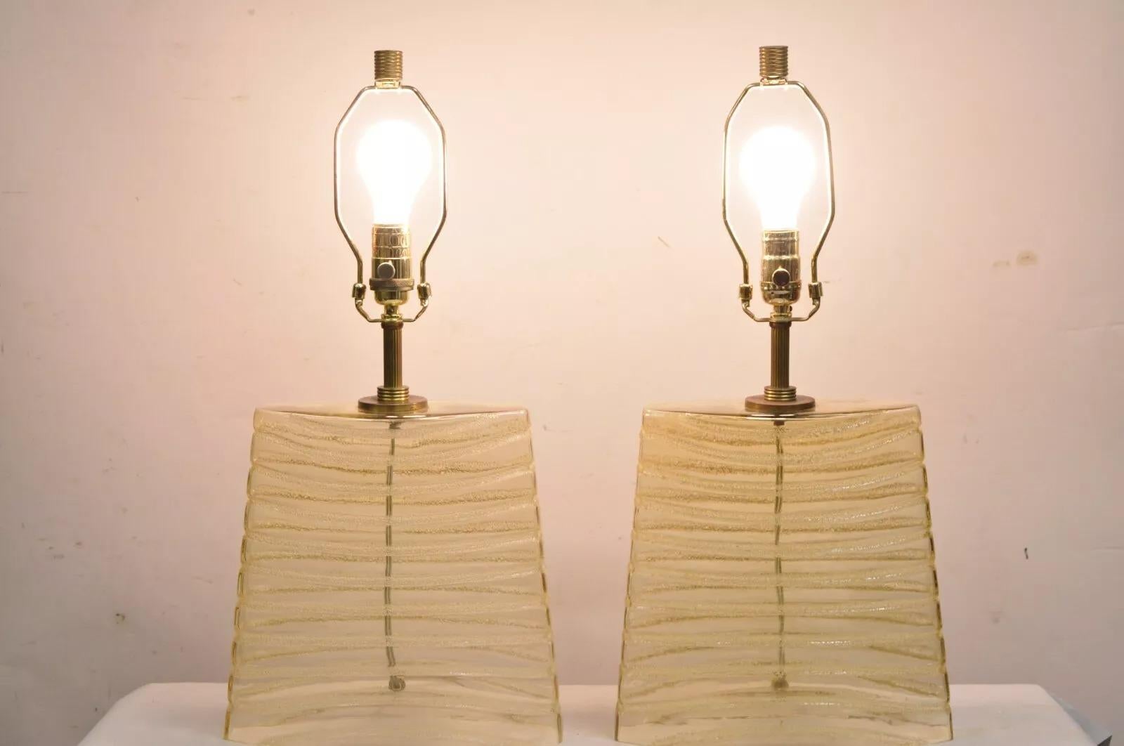 Lampada da tavolo moderna in vetro oblungo di Robert Abbey con design a macchie d'oro - una coppia. Circa alla fine del XX secolo. Misure: 23,5