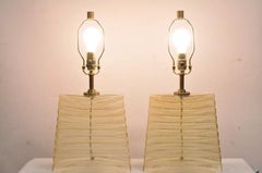 Pareja de lámparas de sobremesa oblongas de cristal de diseño moderno Robert Abbey con motas doradas