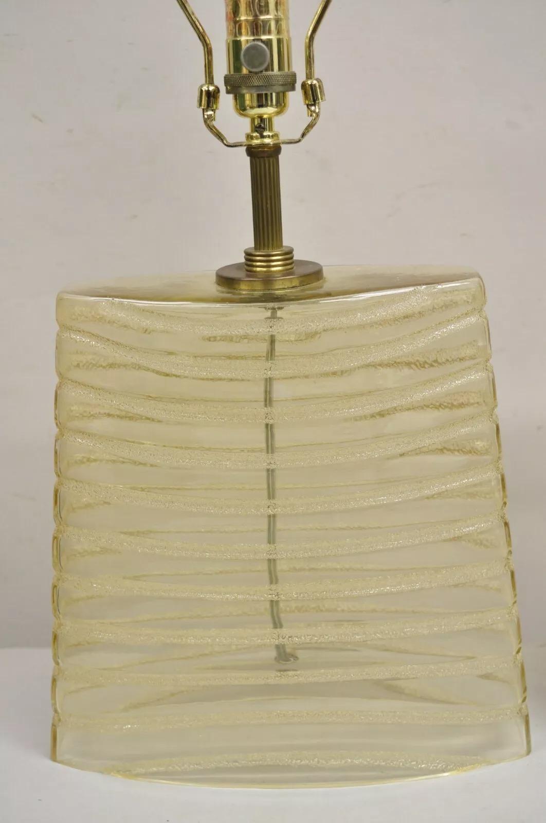 Altro Robert Abbey Lampada da tavolo moderna in vetro oblungo con design a macchie d'oro - una coppia in vendita