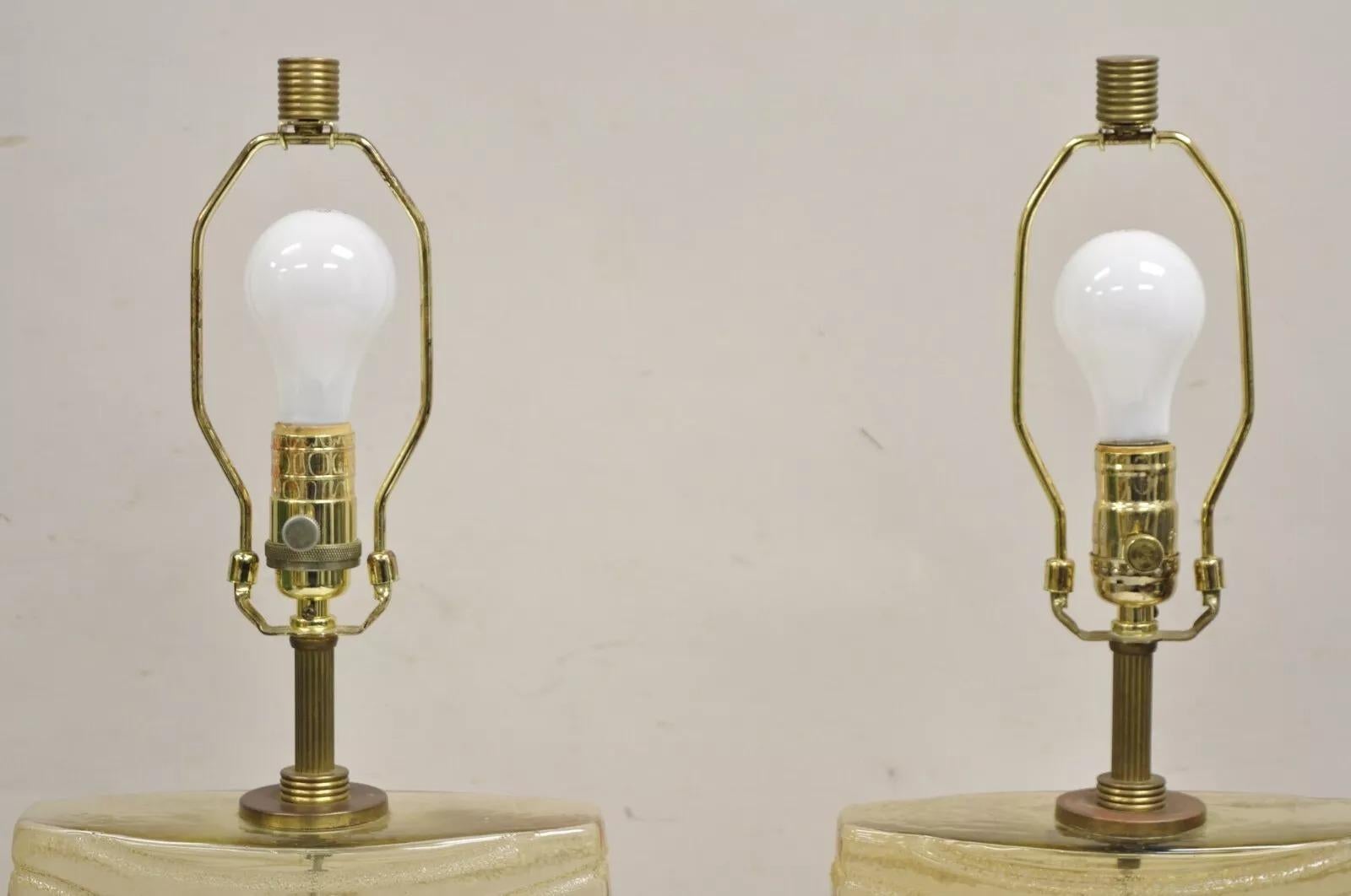 Robert Abbey Lampada da tavolo moderna in vetro oblungo con design a macchie d'oro - una coppia In condizioni buone in vendita a Philadelphia, PA