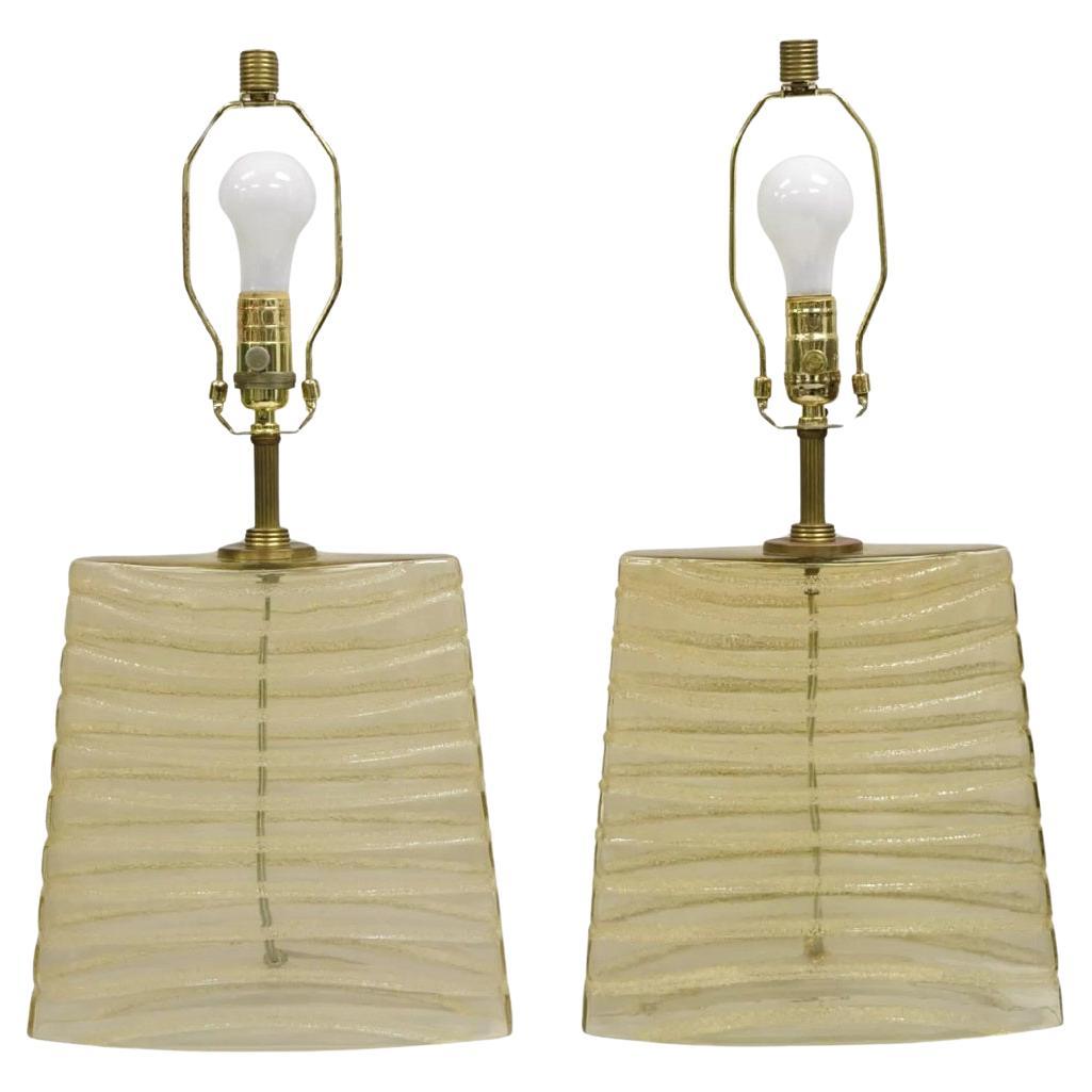 Pareja de lámparas de sobremesa oblongas de cristal de diseño moderno Robert Abbey con motas doradas