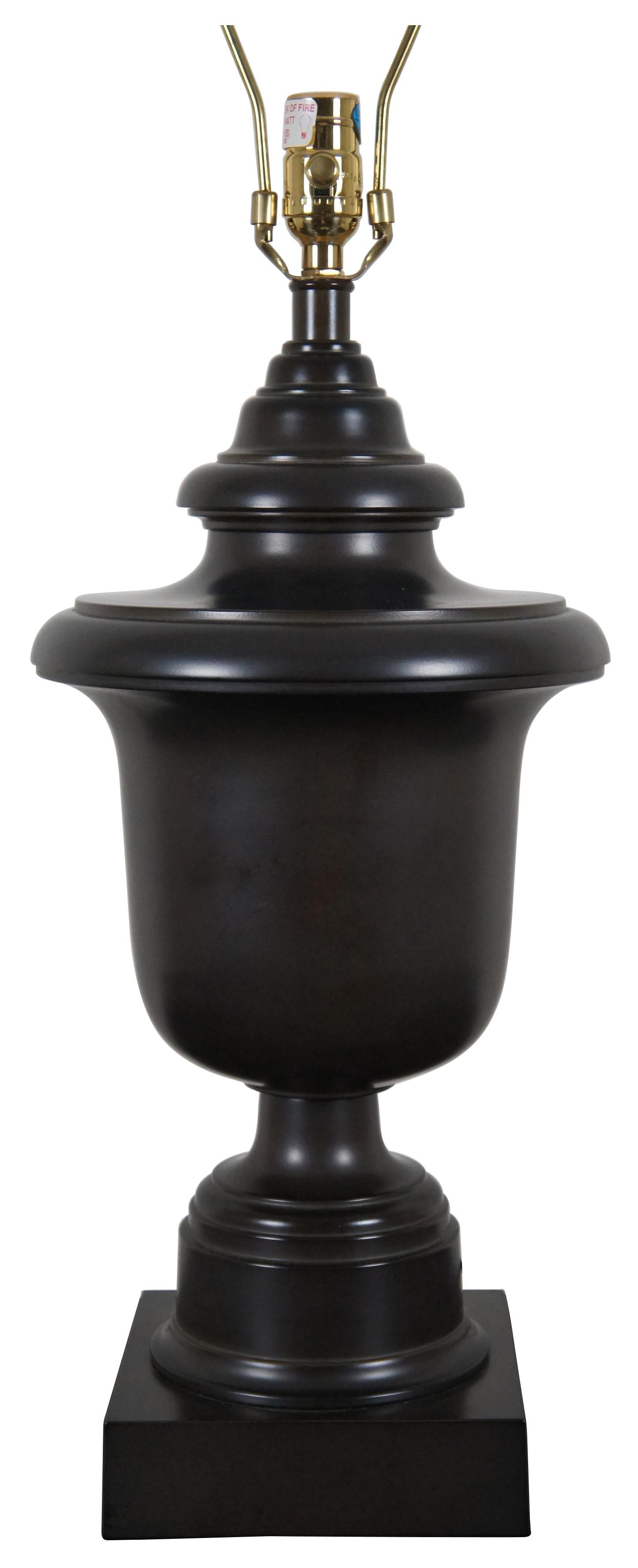 Robert Abbey Templeton lampe de bureau avec urne à trophée en bronze et abat-jour Empire 7102G Bon état - En vente à Dayton, OH