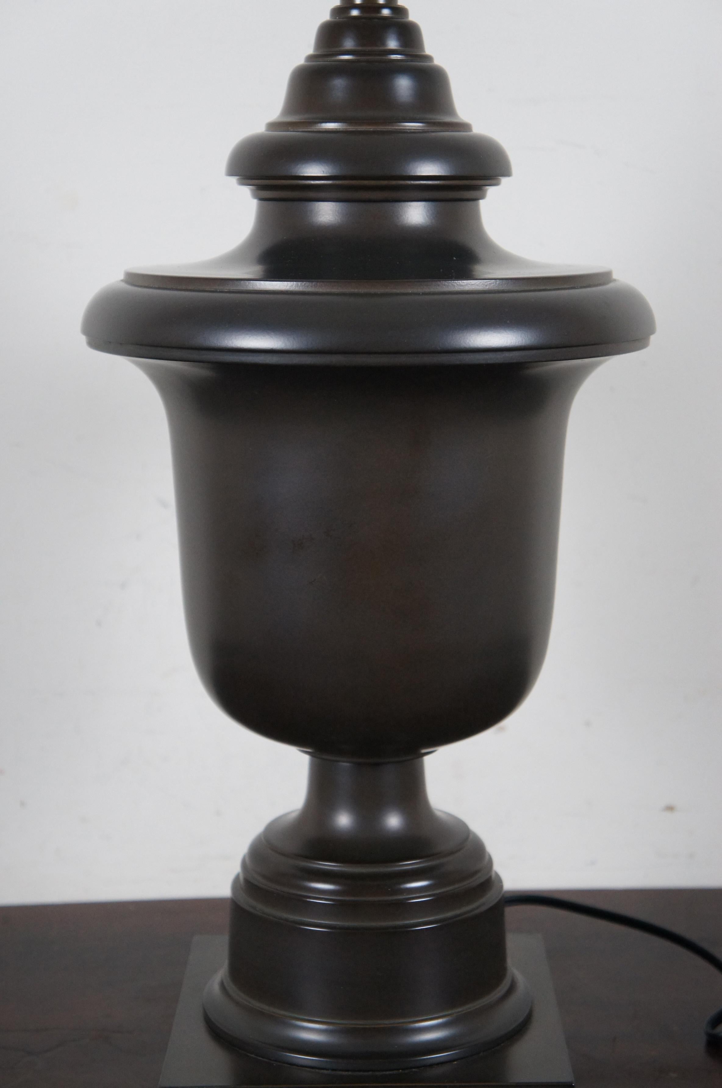 Robert Abbey Templeton lampe de bureau avec urne à trophée en bronze et abat-jour Empire 7102G en vente 3