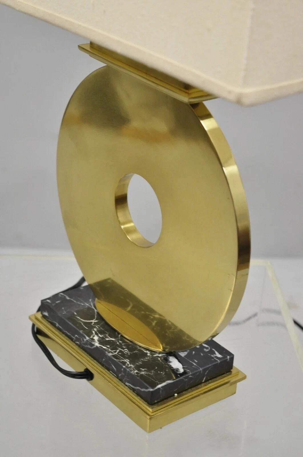 Robert Abbey Tic-Tac-Toe Bronze Brass Ring Marble Base Table Lamp w/ Shade siglo XX en venta