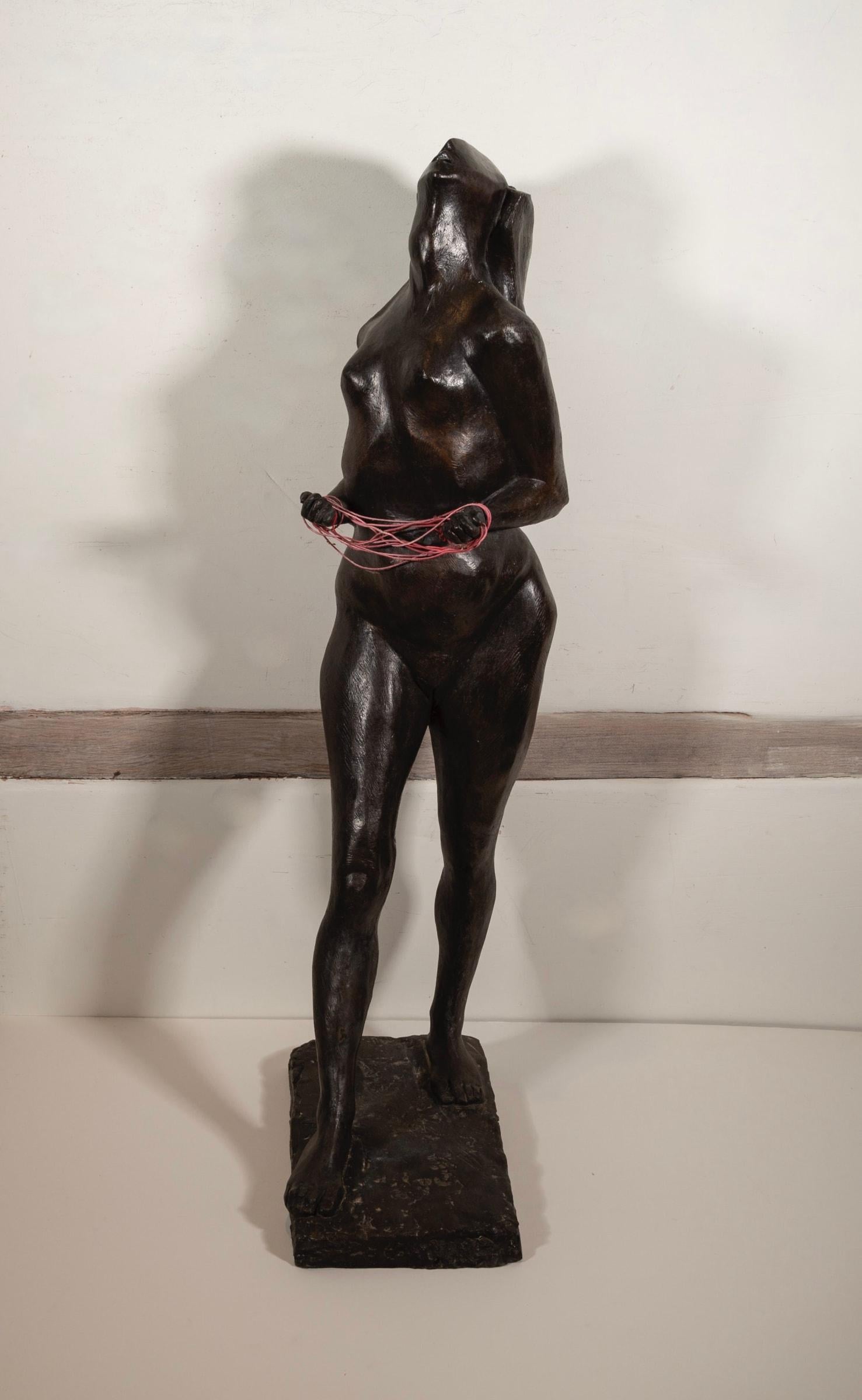 Escultura de bronce de los años 60, Mujer desnuda de pie, Figurativa - Art de Robert Adams