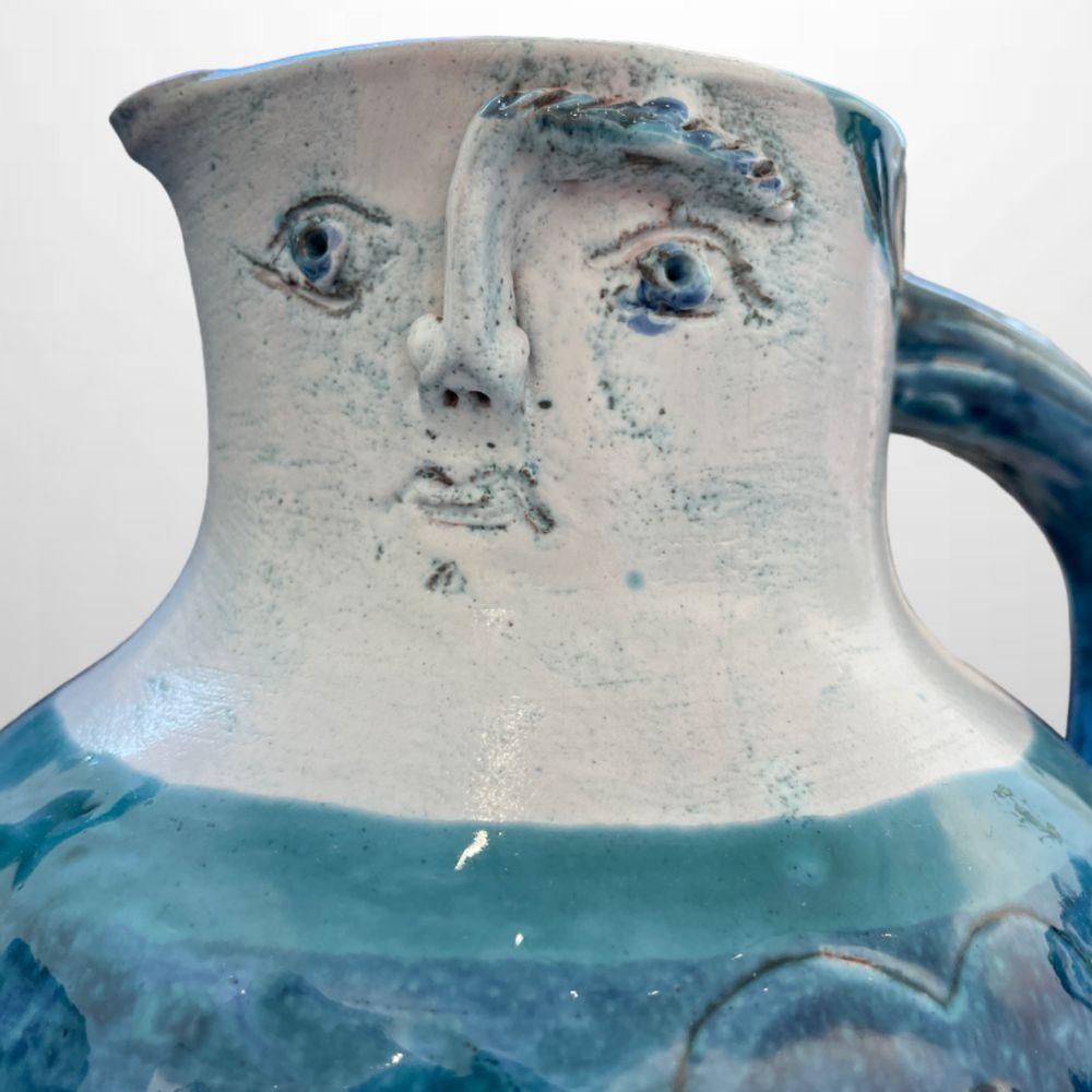Pichet bleu en forme de coeur - French School Sculpture by Robert & Jean Cloutier