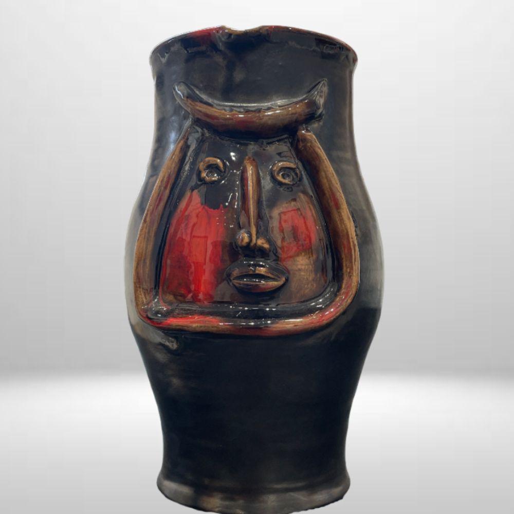 Pichet visage noir & rouge - Sculpture di Robert & Jean Cloutier