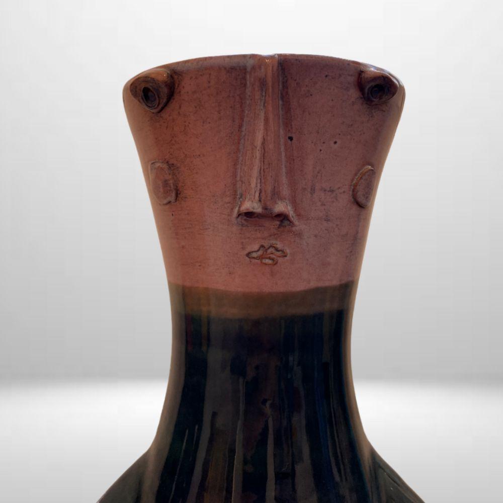 Vase anthropomorphique bleu - Black Figurative Sculpture by Robert & Jean Cloutier