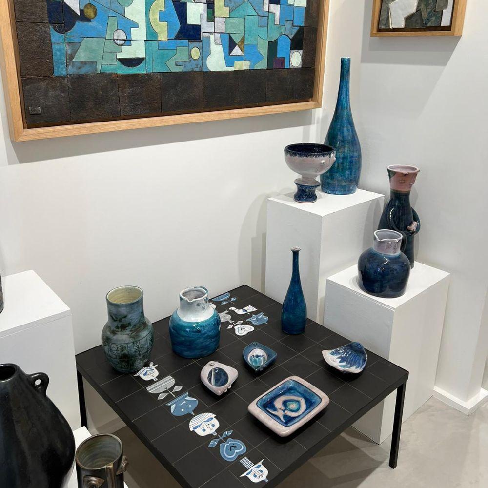 Vase visage bleu – Sculpture von Robert & Jean Cloutier