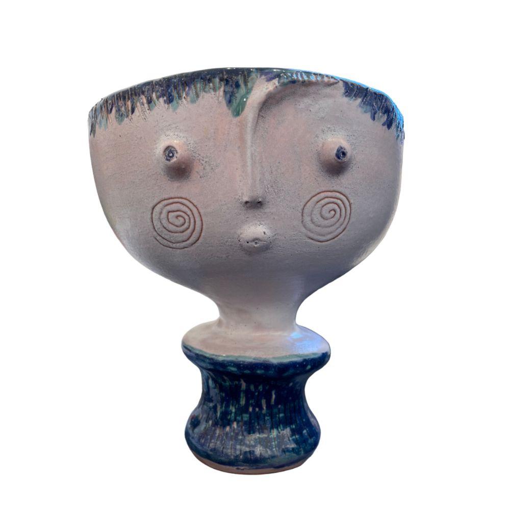 Robert & Jean Cloutier Figurative Sculpture – Vase visage bleu
