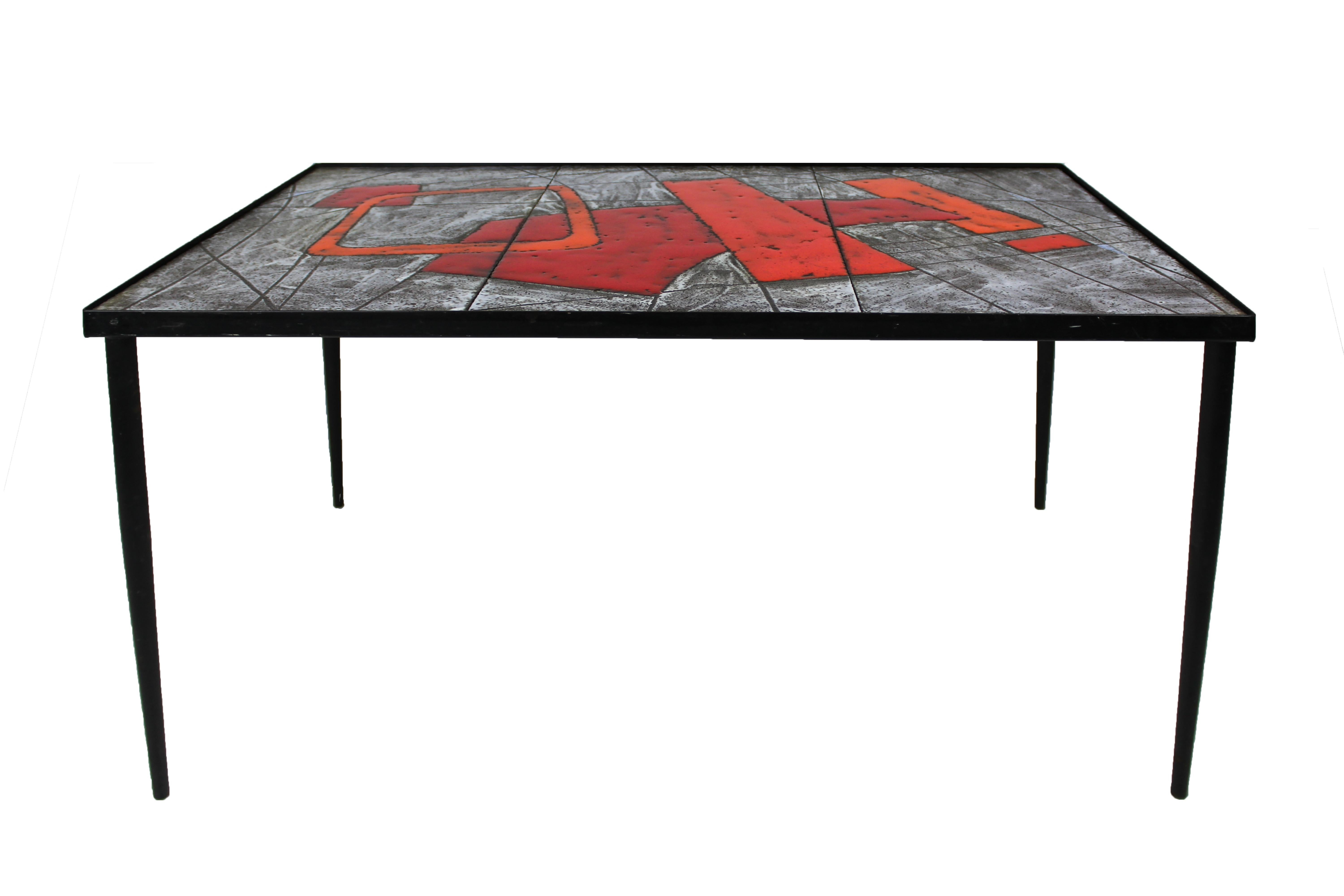 Keramik-Couchtische von Robert und Jean Cloutier.
Geometrische Formen.
Platte aus Keramik und Glasur mit Metallfußgestell.
Circa 1960, Frankreich.
Dokumentation: 