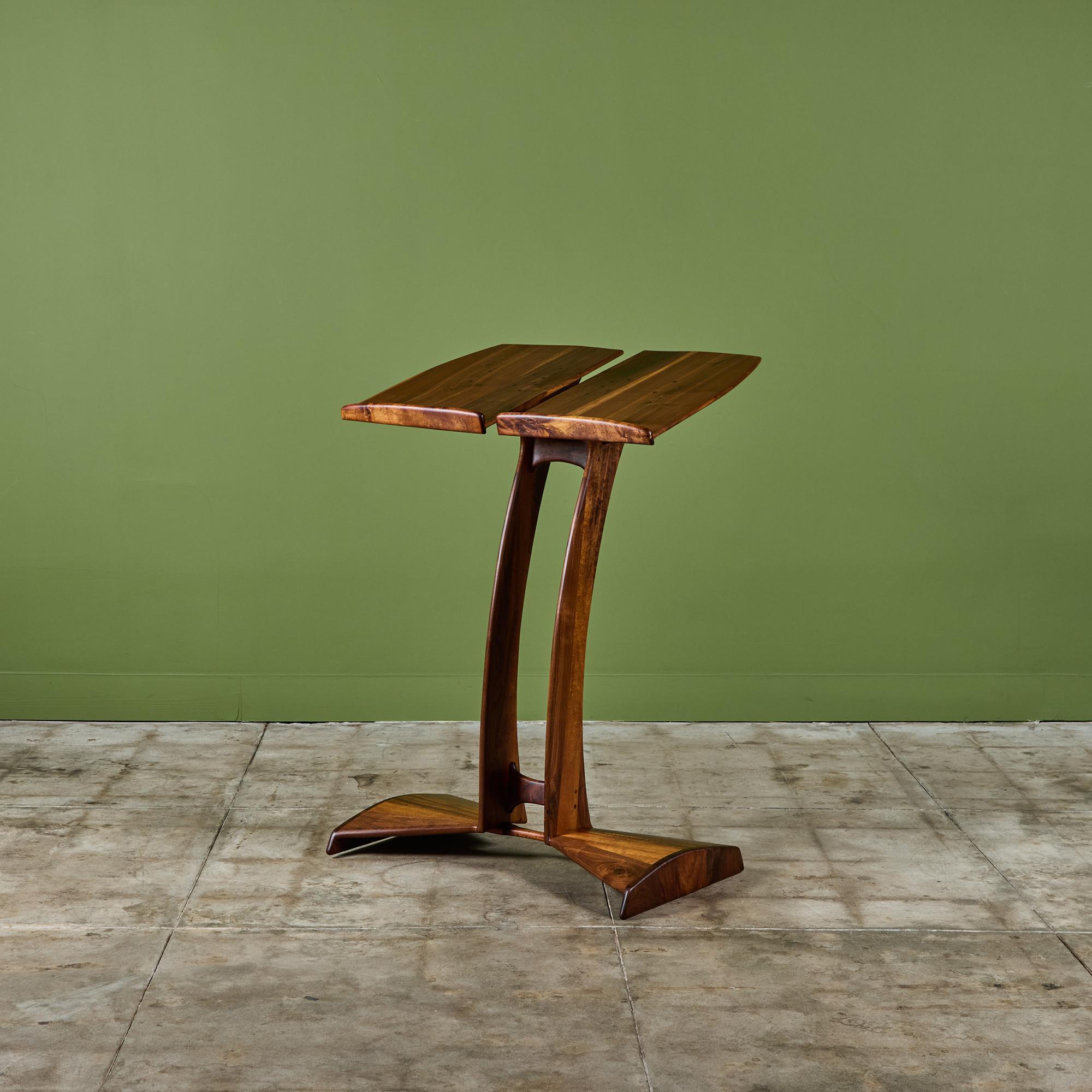 Un leggio da studio in noce realizzato dalla coppia di designer californiani Robert e Joanne Herzog negli anni '70 è davvero unico nel suo genere. Il pezzo è caratterizzato da un piano inclinato per contenere fogli o libri e da un profilo a cascata