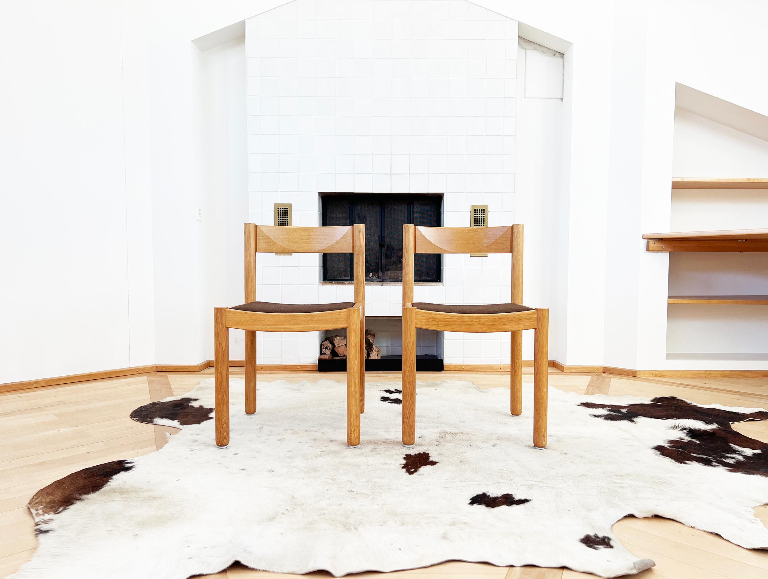 Ensemble de six chaises en bois de chêne modèle 6200 de Robert et Trix Haussmann de Zurich, Suisse, datant des années 1960. En excellent état vintage, ne semblant pratiquement pas avoir été utilisé.

Chaises design ergonomiques et très confortables