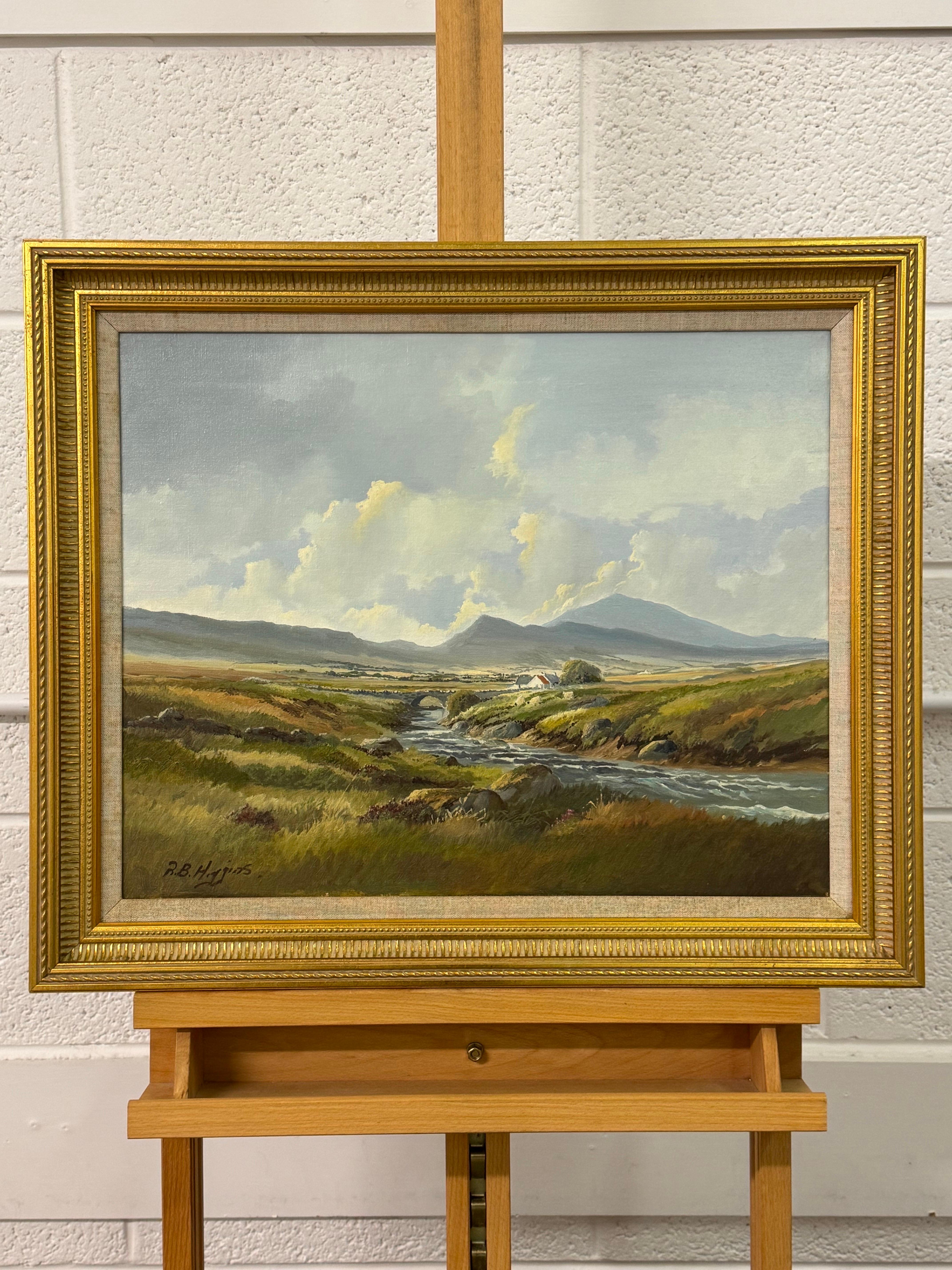 Pintura de cabañas de montaña junto a un río en Irlanda por un artista irlandés del siglo XX - Painting Realista de Robert B Higgins