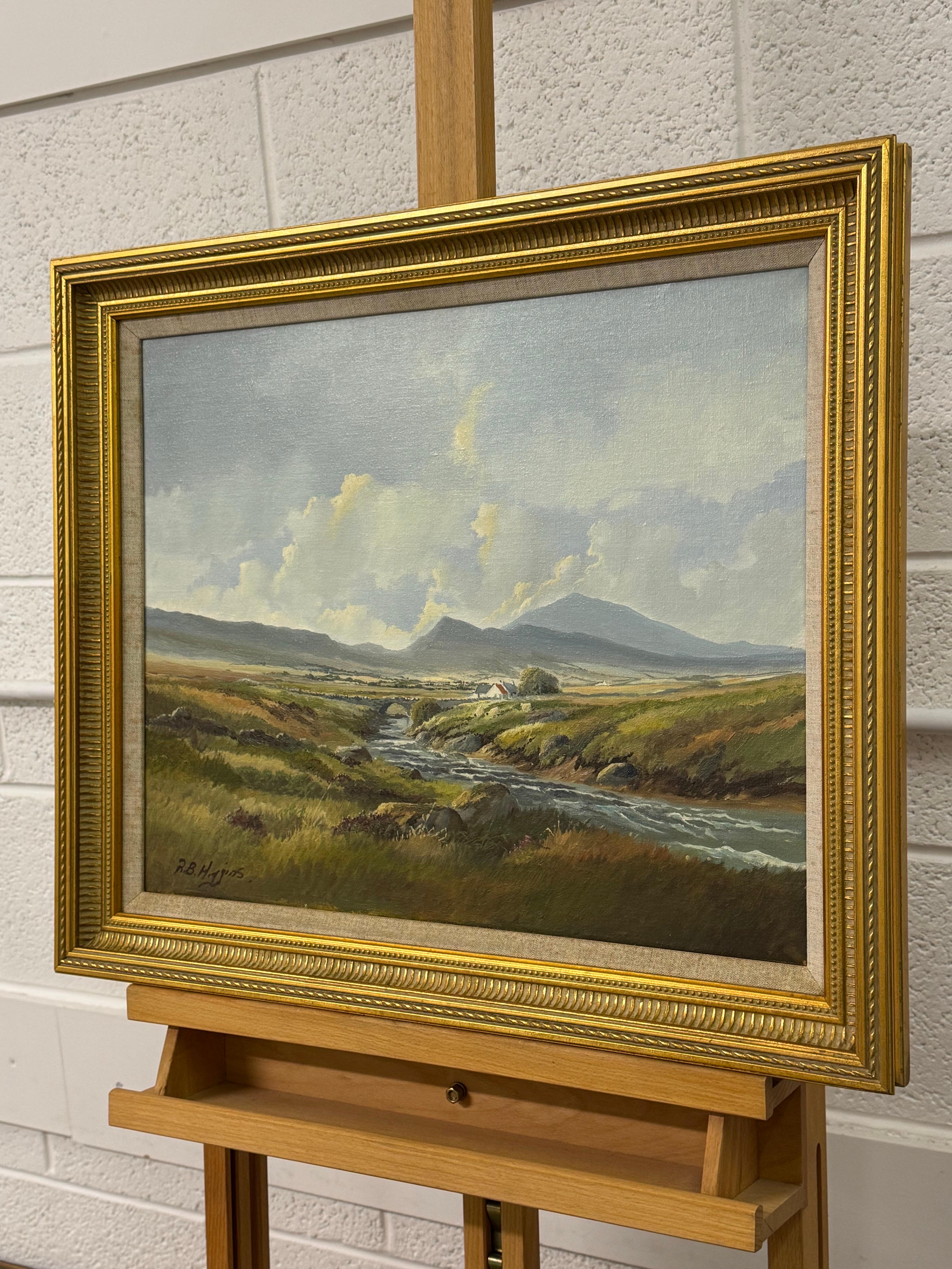 Pintura de cabañas de montaña junto a un río en Irlanda por un artista irlandés del siglo XX - Landscape Painting Marrón de Robert B Higgins
