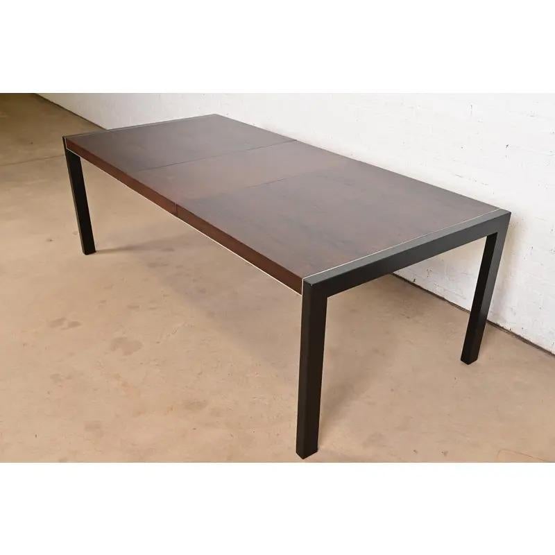 Un eccezionale tavolo da pranzo allungabile Parsons in stile Mid-Century Modern

Da Robert Baron per Glenn of California e venduto da John Stuart.

USA, circa anni '1960

Splendido palissandro brasiliano abbinato a libro, con gambe ebanizzate e