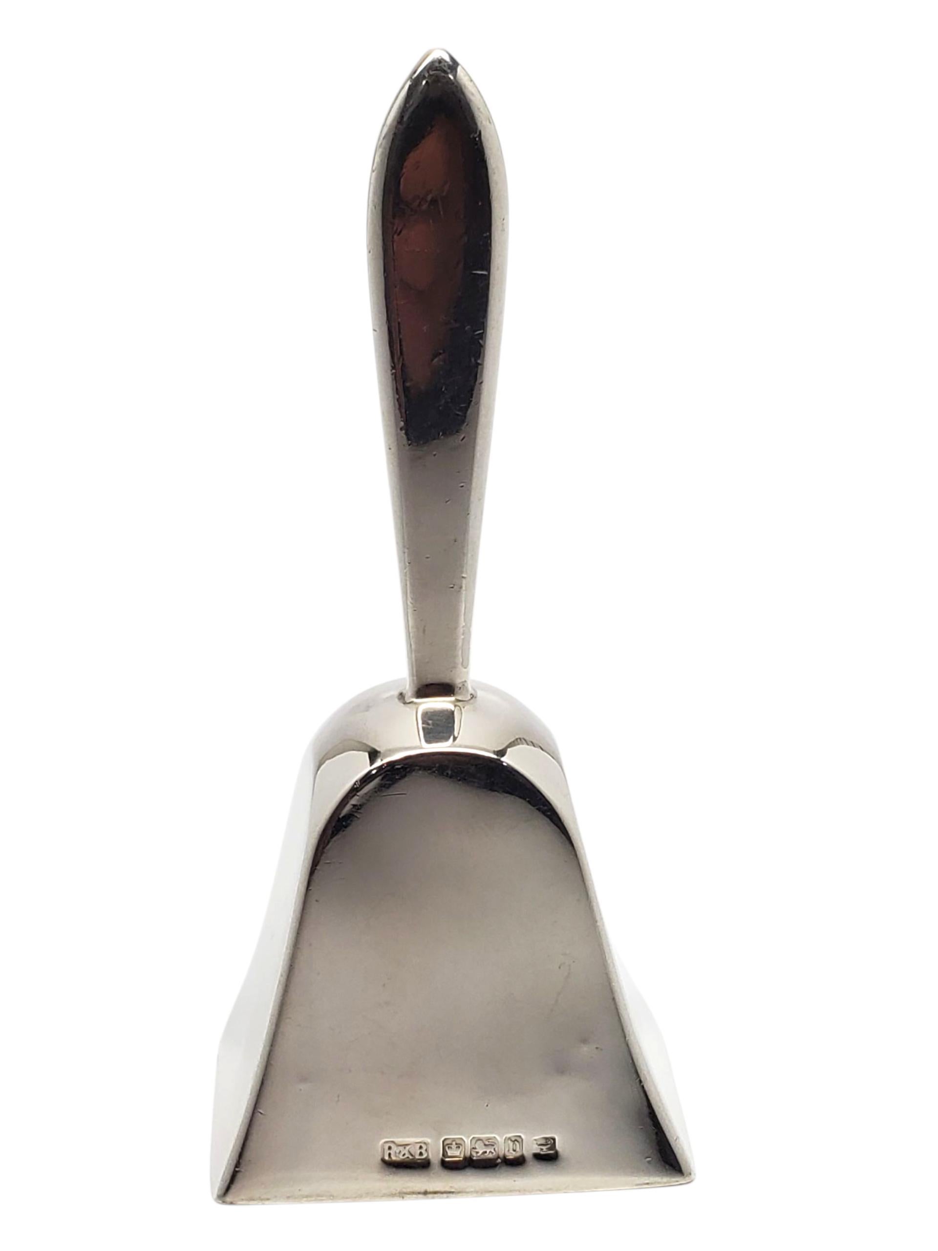 Robert & Belk Cloche de table en argent sterling -

Cette élégante cloche de table en argent sterling de Robert & Belk English présente une forme classique avec une finition polie et une excellente tonalité.

Taille : 4,5