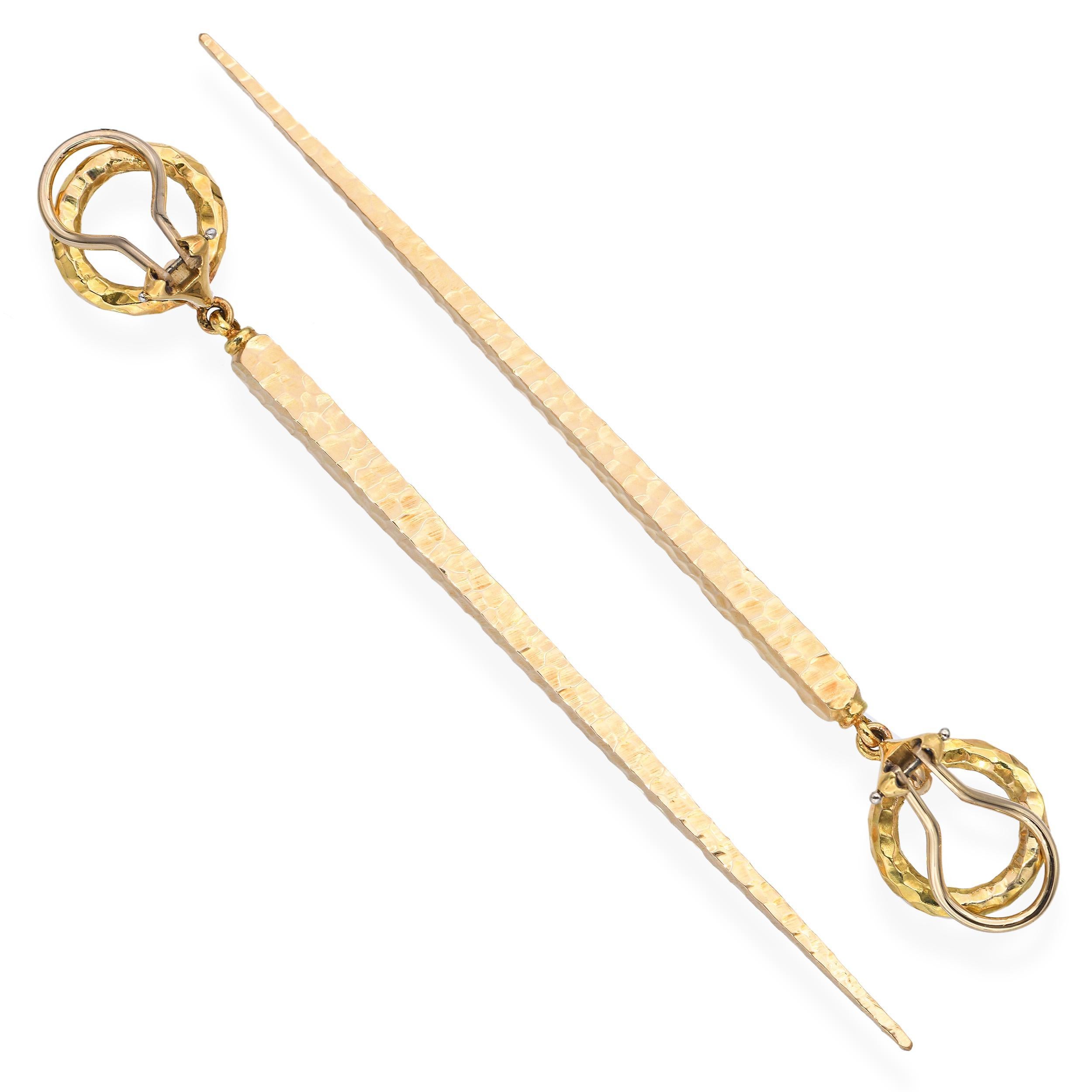Ces boucles d'oreilles audacieuses de Robert Bielka sont réalisées en or jaune 18k et présentent une texture martelée saisissante. Design/One en forme de pointe, ils ajoutent une touche de sophistication Eleg tout en conservant une élégance