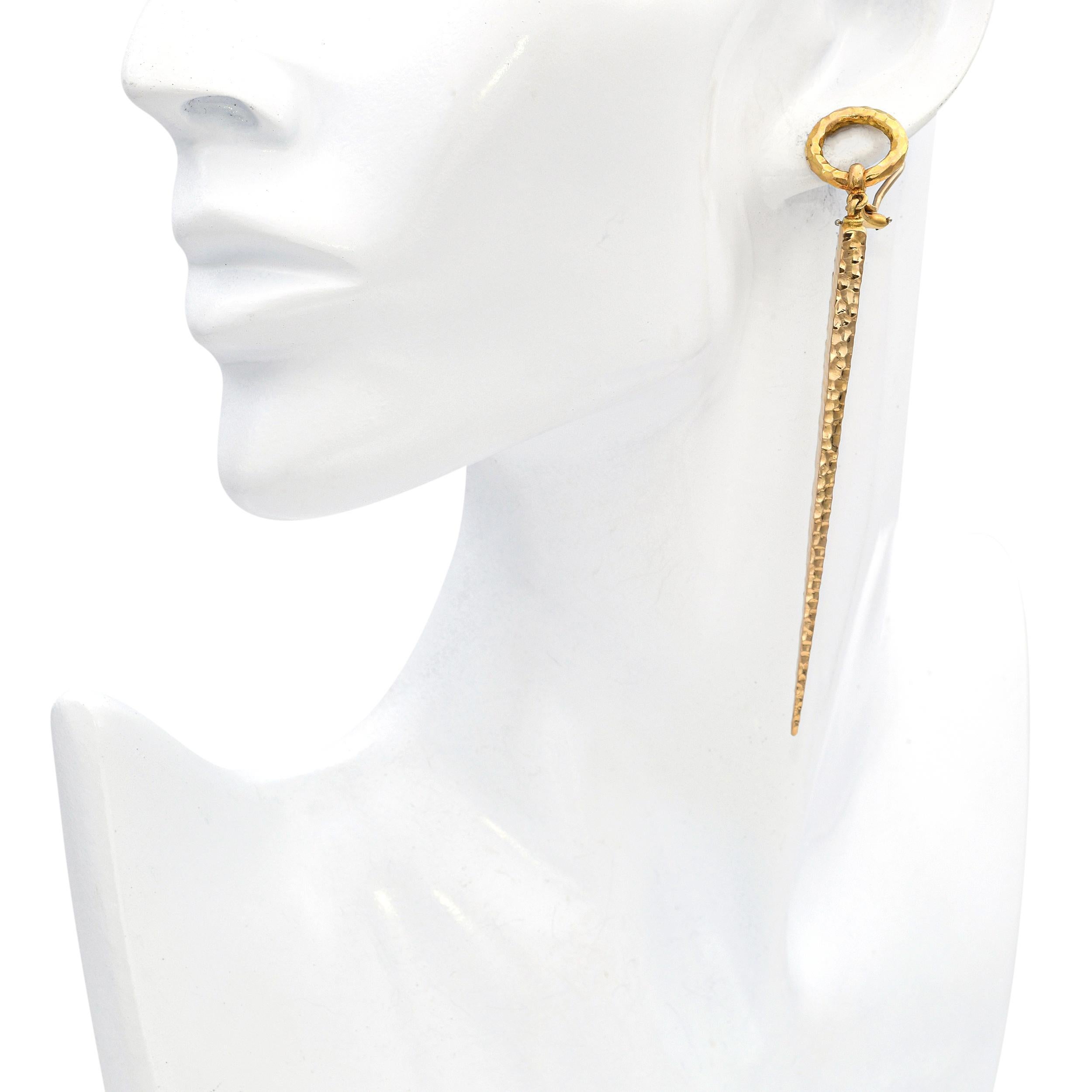 Robert Bielka Boucles d'oreilles pendantes poignard en or jaune 18k martelé à la main Bon état - En vente à New York, NY