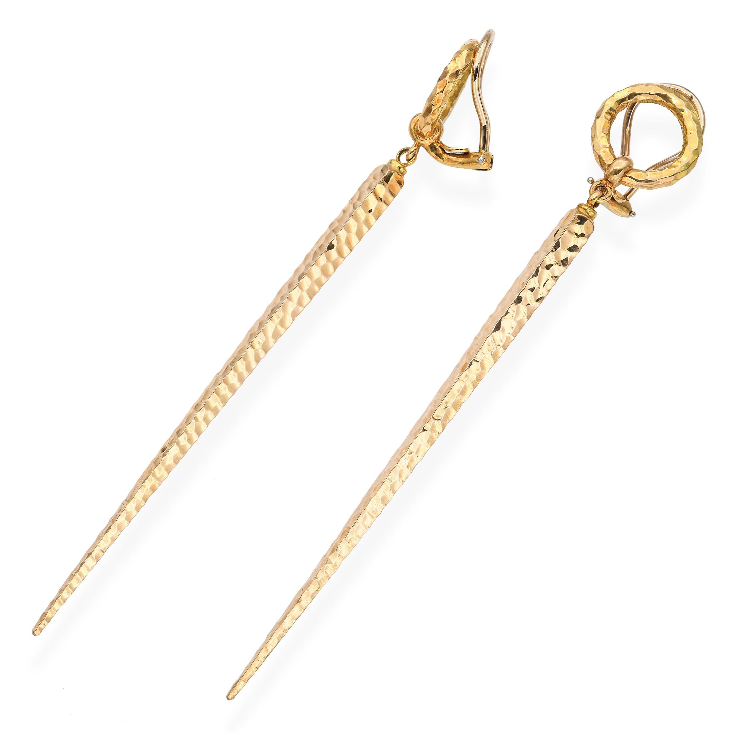 Robert Bielka Boucles d'oreilles pendantes poignard en or jaune 18k martelé à la main Pour femmes en vente