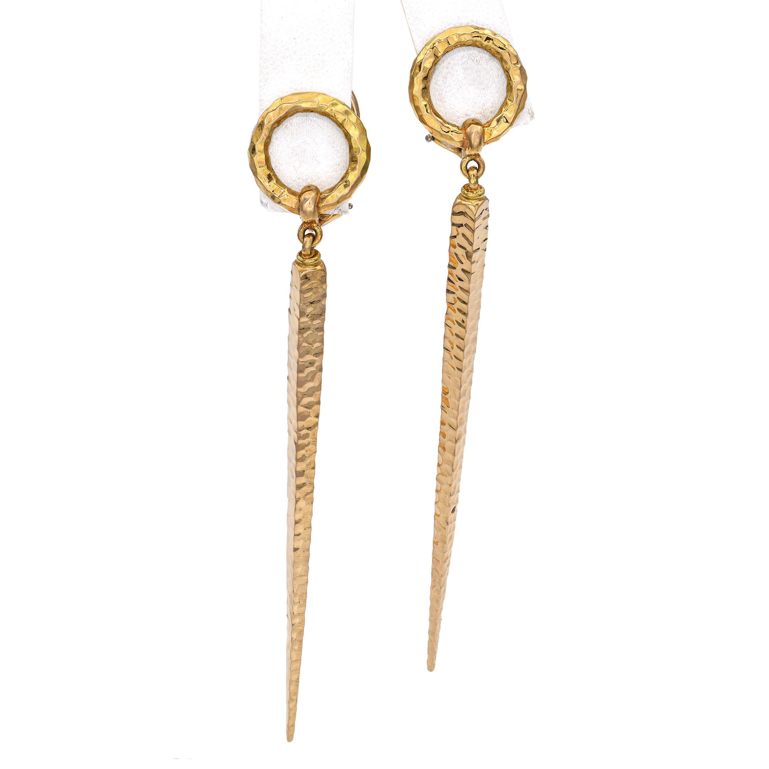 Robert Bielka Boucles d'oreilles pendantes poignard en or jaune 18k martelé à la main en vente 2