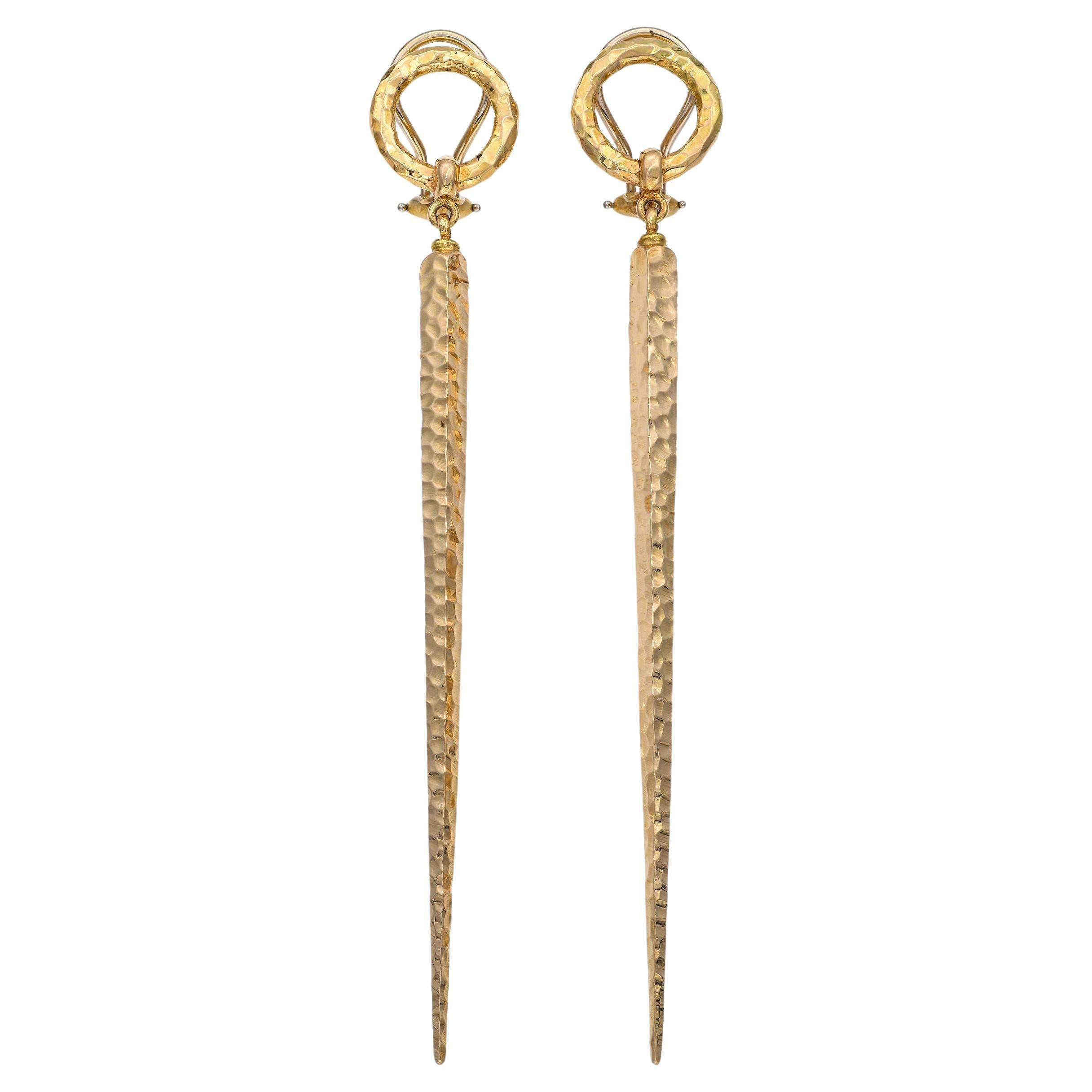Robert Bielka Boucles d'oreilles pendantes poignard en or jaune 18k martelé à la main