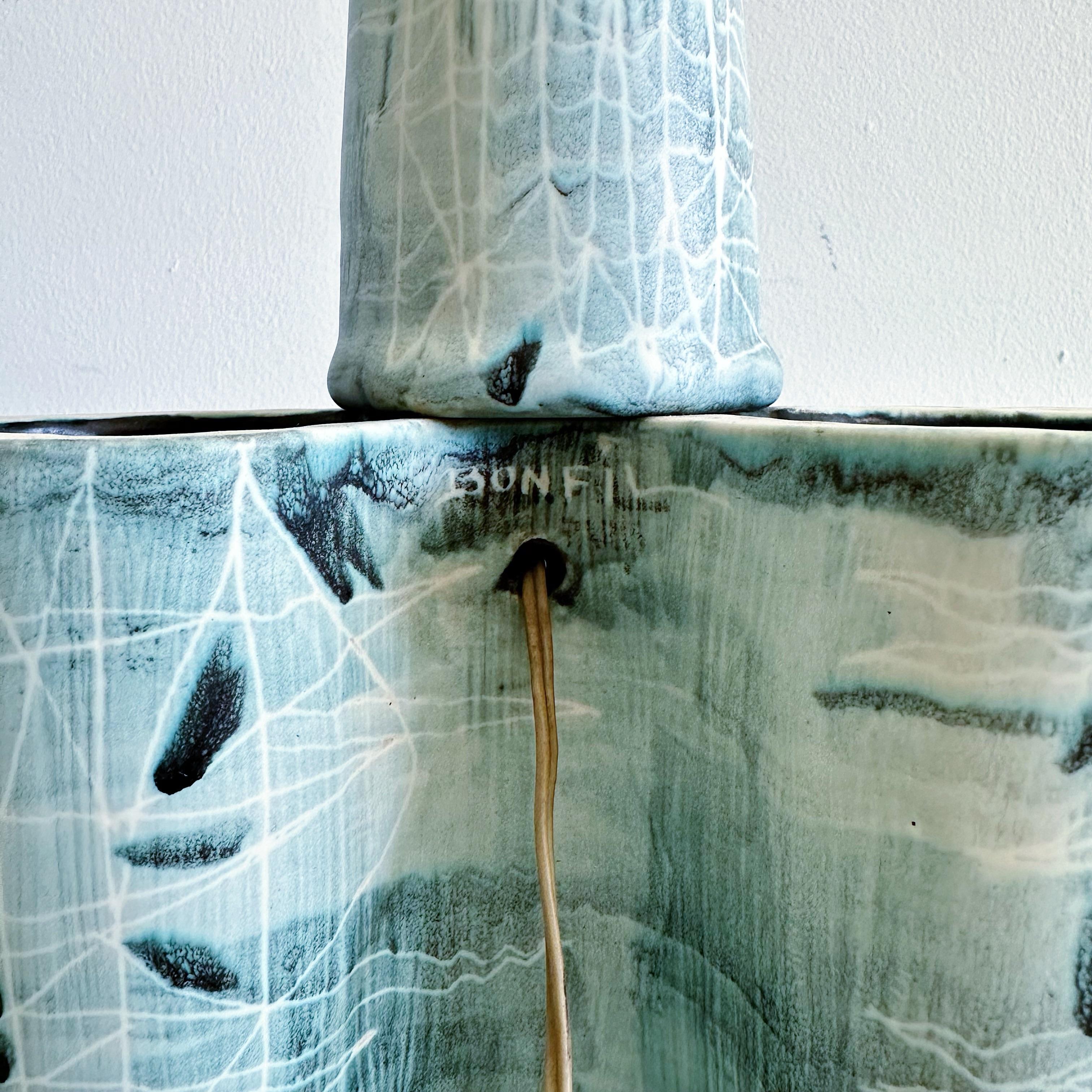 Robert Bonnefille dit Bonfil 2 Stück Keramik Keramiklampe aus Frankreich in den 1960er Jahren. Die Lampe hat Teal und Creme Farbe Glasur. Die Lampe ruht auf 3 konischen Beinen und einem separaten Stiel aus Keramik, der die Fassung hält. Original