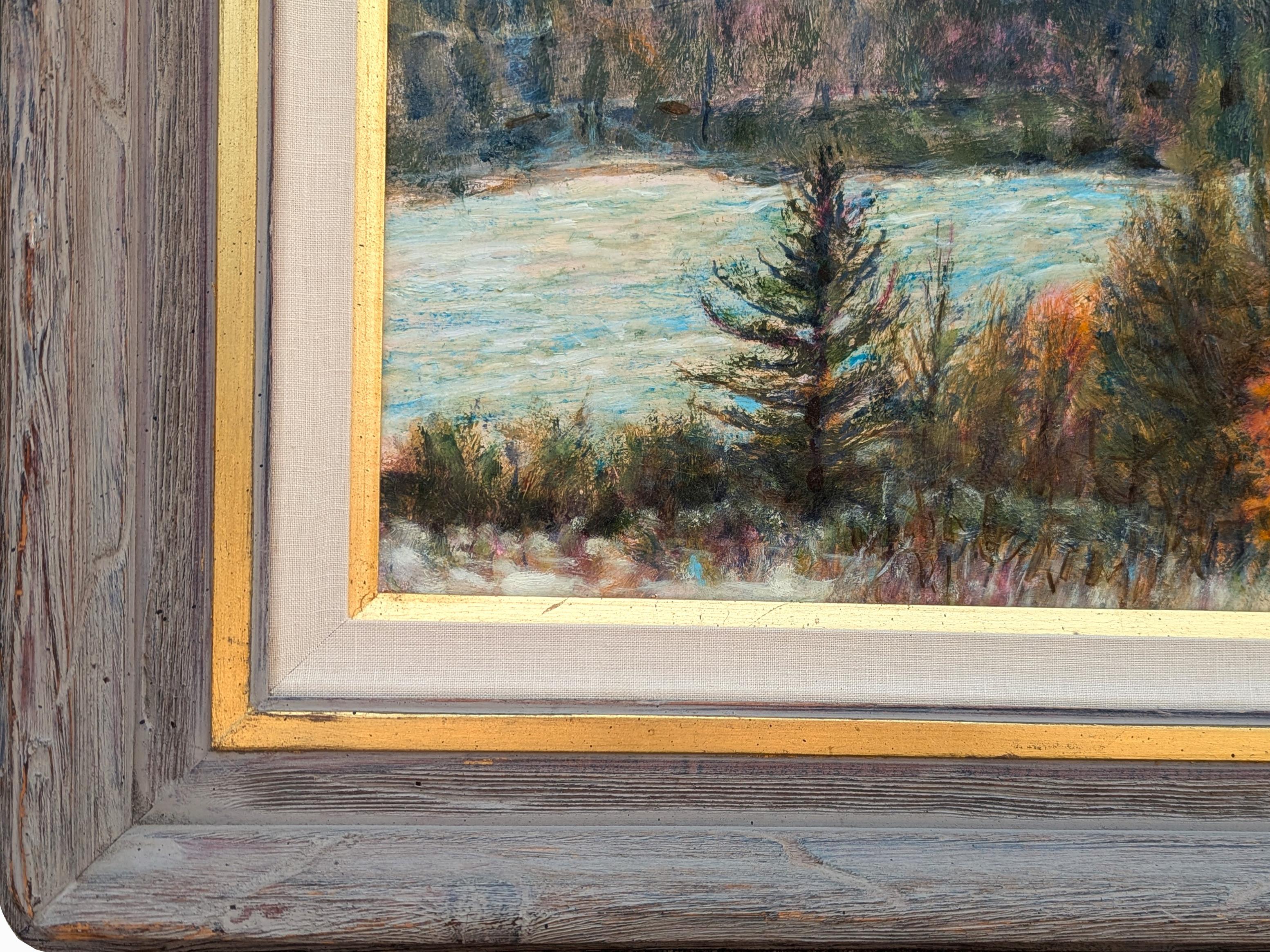 First Snowfall Naturalistische Wintergebirge-Landschaft eines Flusses durch Bäume im Angebot 1