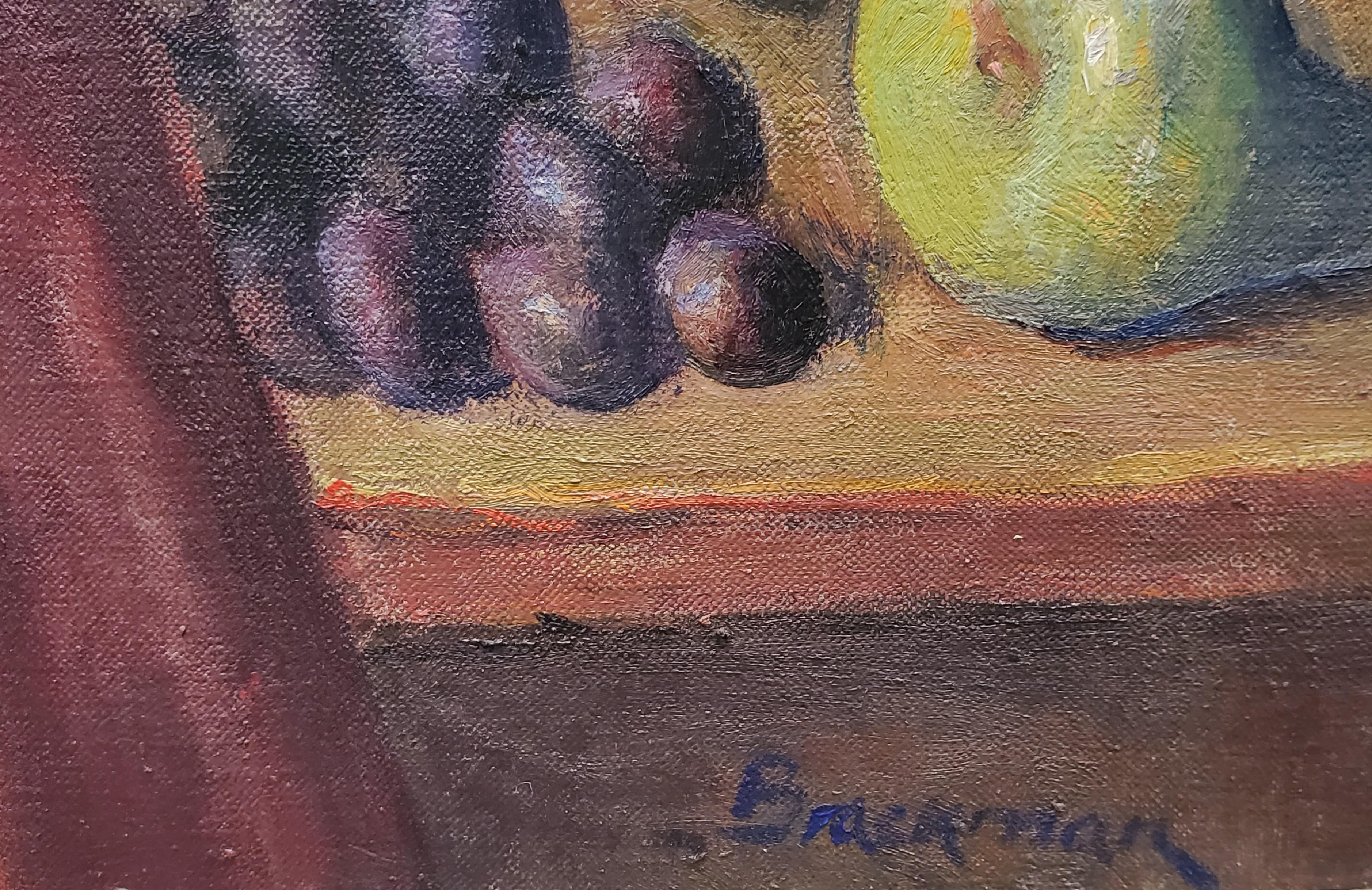 Firmato in basso a destra.

Un bellissimo dipinto di una donna di spalle che innaffia una pianta davanti a un vecchio muro di mattoni. Indossa una gonna rossa. Una composizione di frutta si trova sul tavolo di fronte a lei, su un grande tavolo. Qui