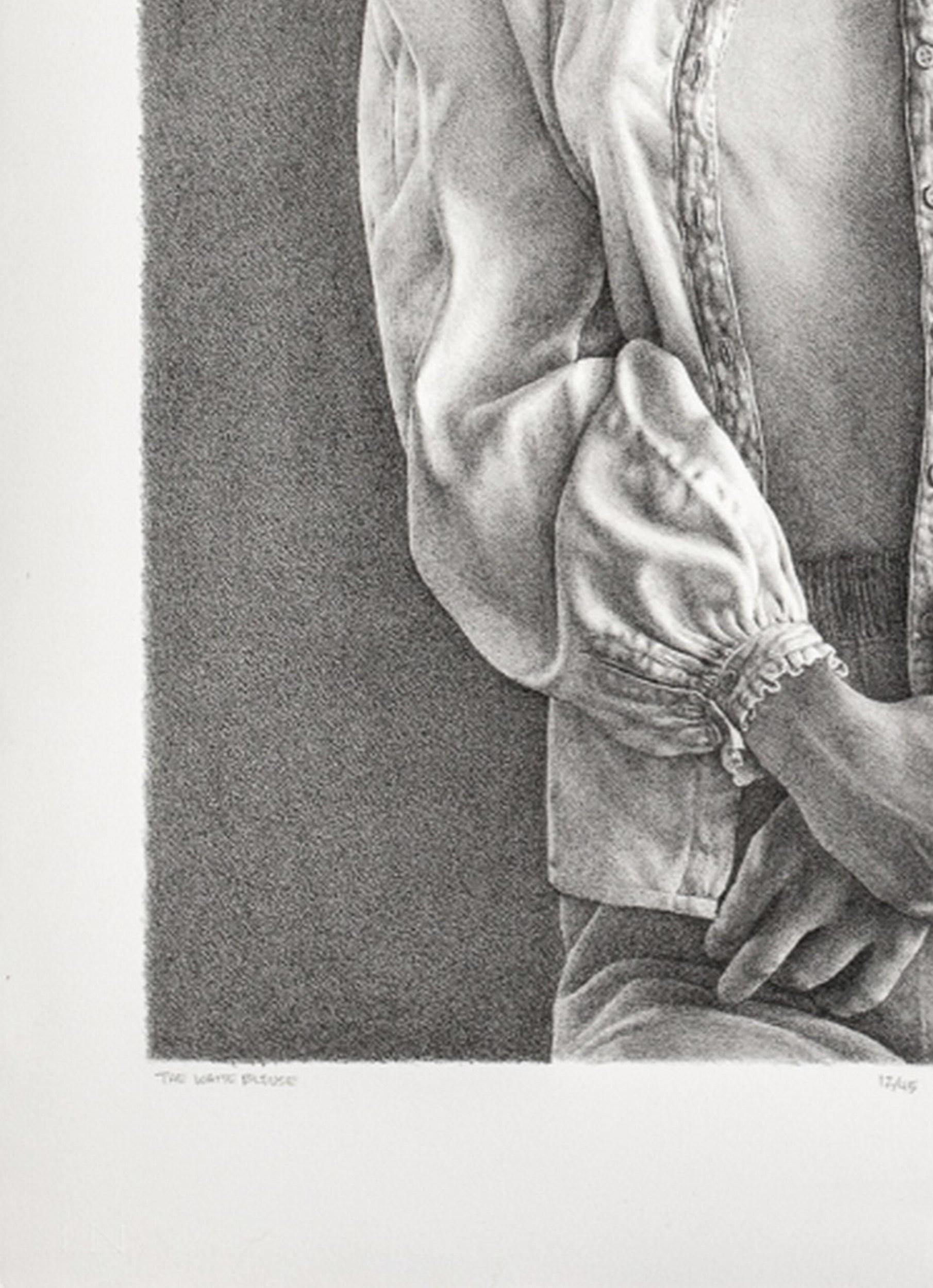Robert Brawley
Weiße Bluse
Jahr: 1991
Lithographie
Auflage: 45
Papier: Arches Umschlag, Weiß
Papierformat: 34 x 25 Zoll
Bildgröße: 28,5 x 21 Zoll
Von Hand signiert und nummeriert
COA bereitgestellt

Hüftlanges Frontalporträt eines langhaarigen
