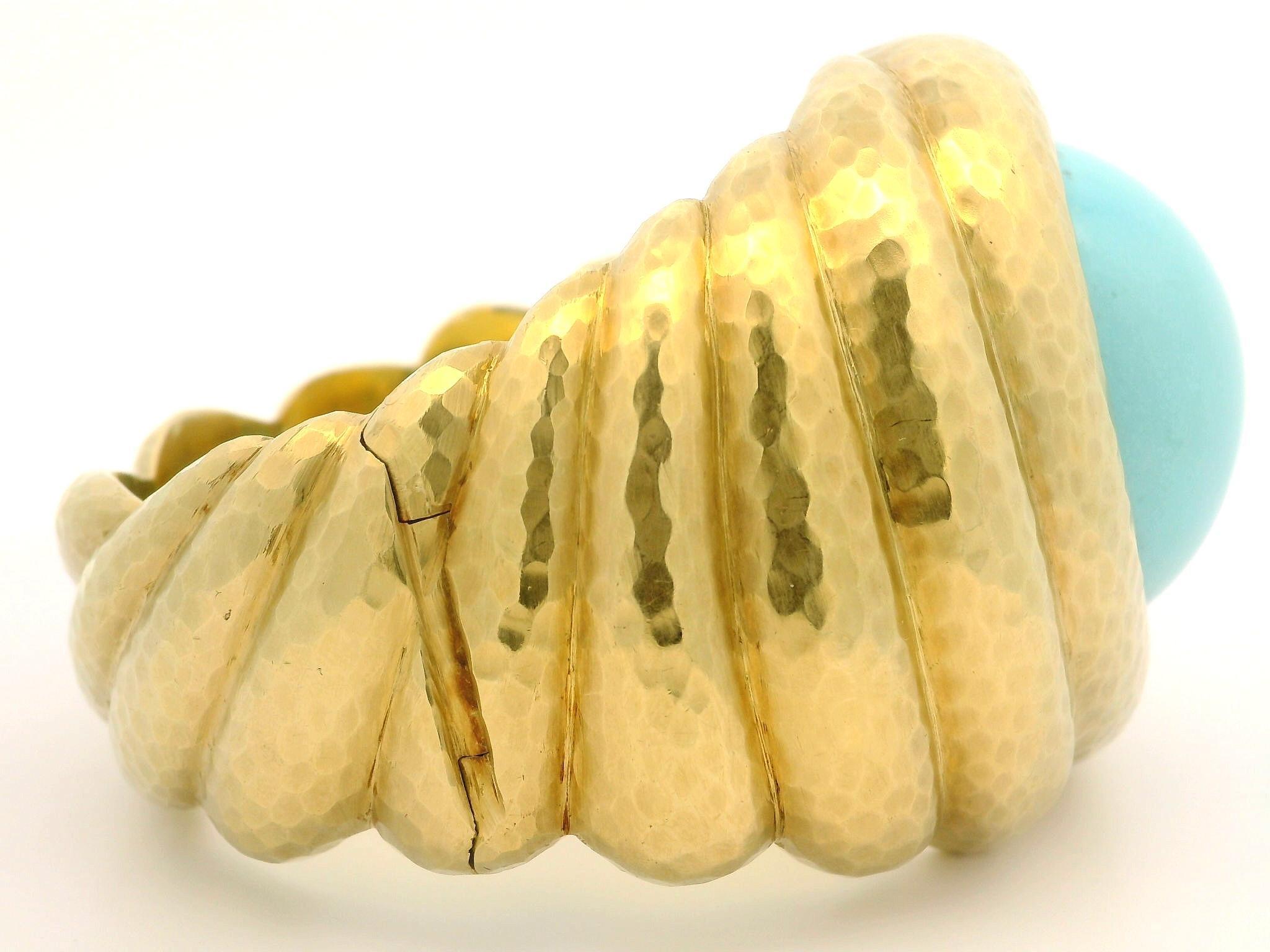 Robert Bruce Bielka Bracelet jonc à charnière martelé en or 18 carats avec grande turquoise en vente 10