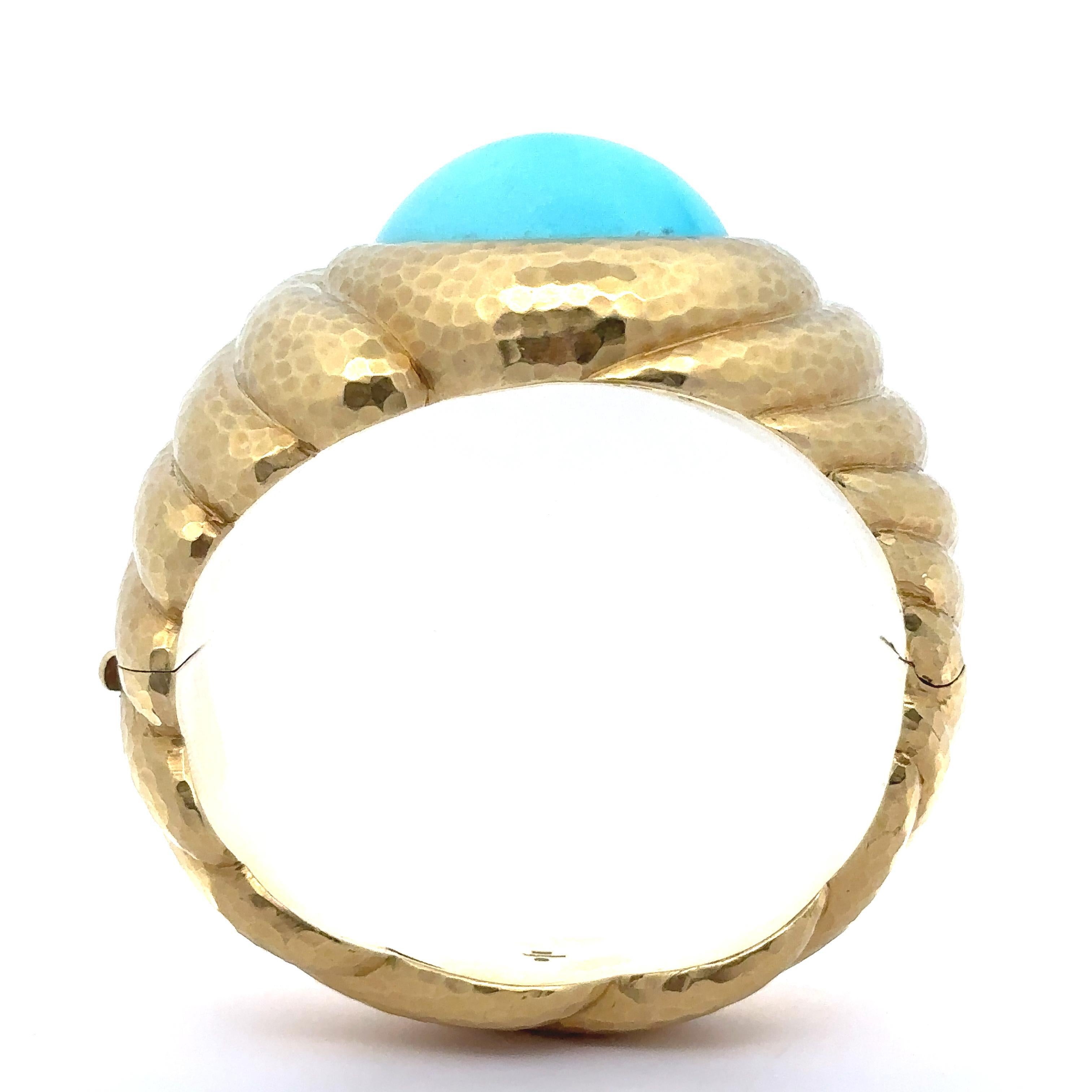 --Pierre(s) :...
(1) Turquoise naturelle authentique - Cabochon ovale - Serti - Couleur bleu turquoise magnifique - 34.9x28.4mm (approx.)

MATERIAL : Or jaune 18k massif
Poids : 252,39 grammes
Type : Bracelet à charnière
Longueur : S'adapte