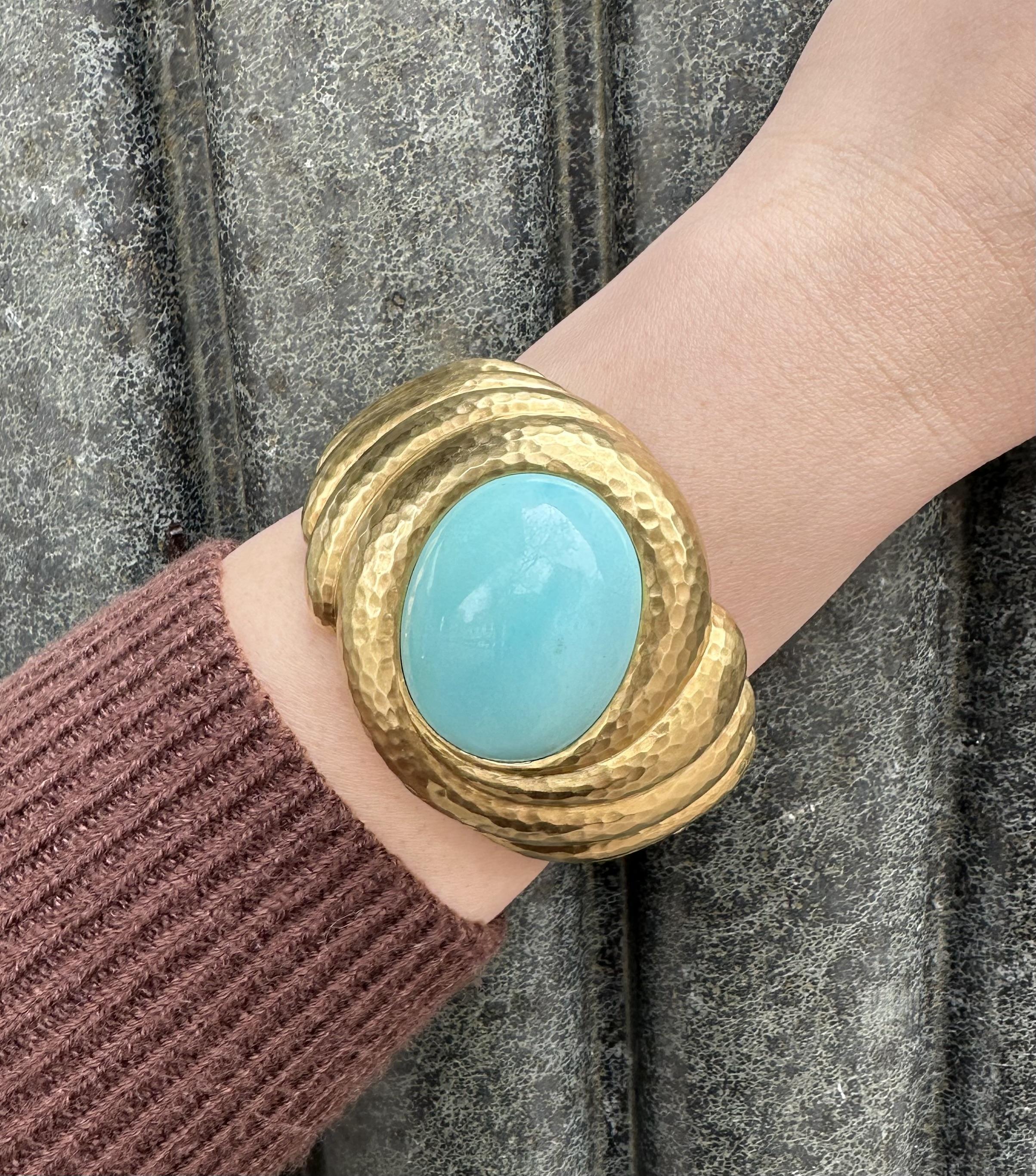 Taille cabochon Robert Bruce Bielka Bracelet jonc à charnière martelé en or 18 carats avec grande turquoise en vente
