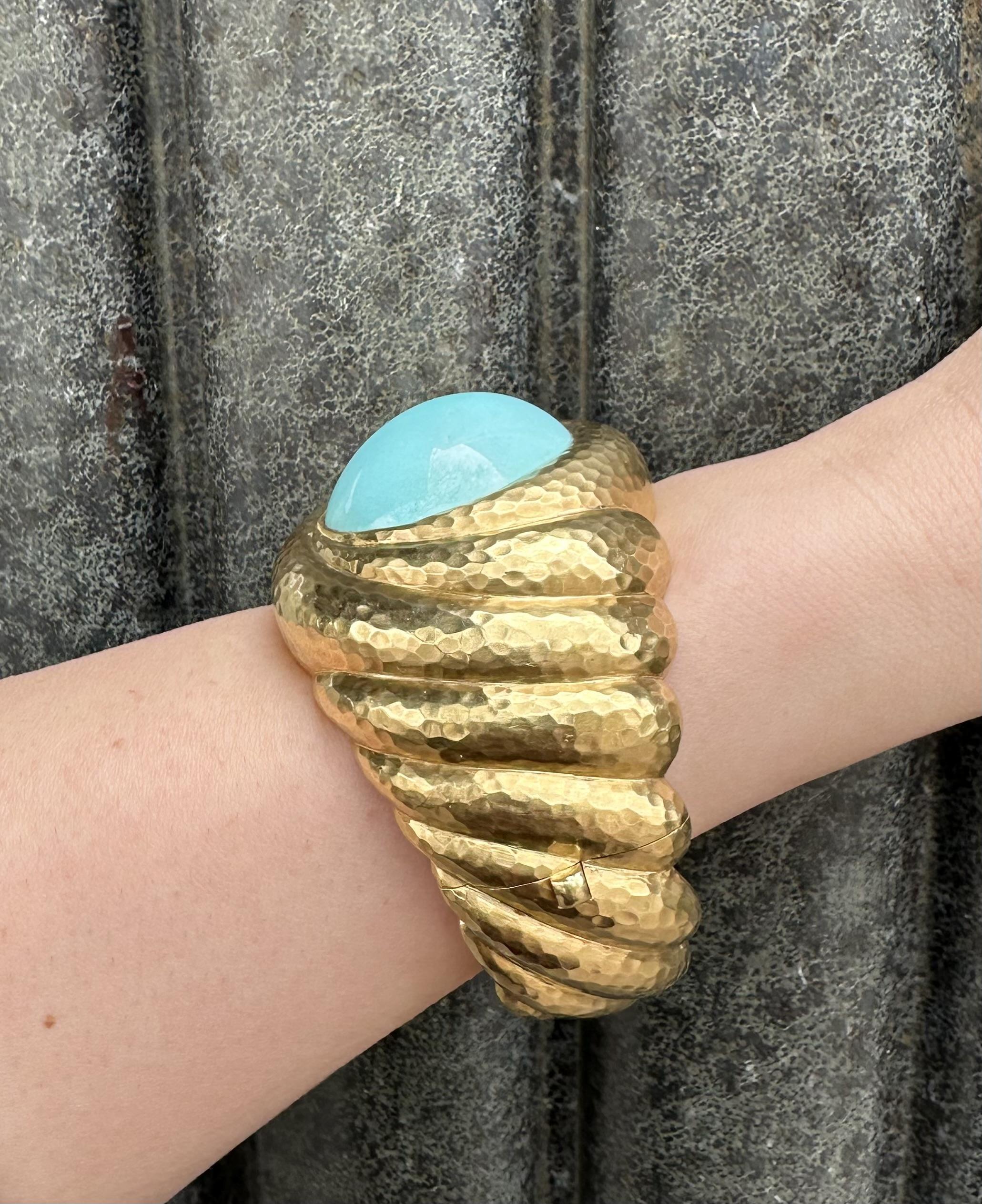 Robert Bruce Bielka Bracelet jonc à charnière martelé en or 18 carats avec grande turquoise Excellent état - En vente à Montclair, NJ