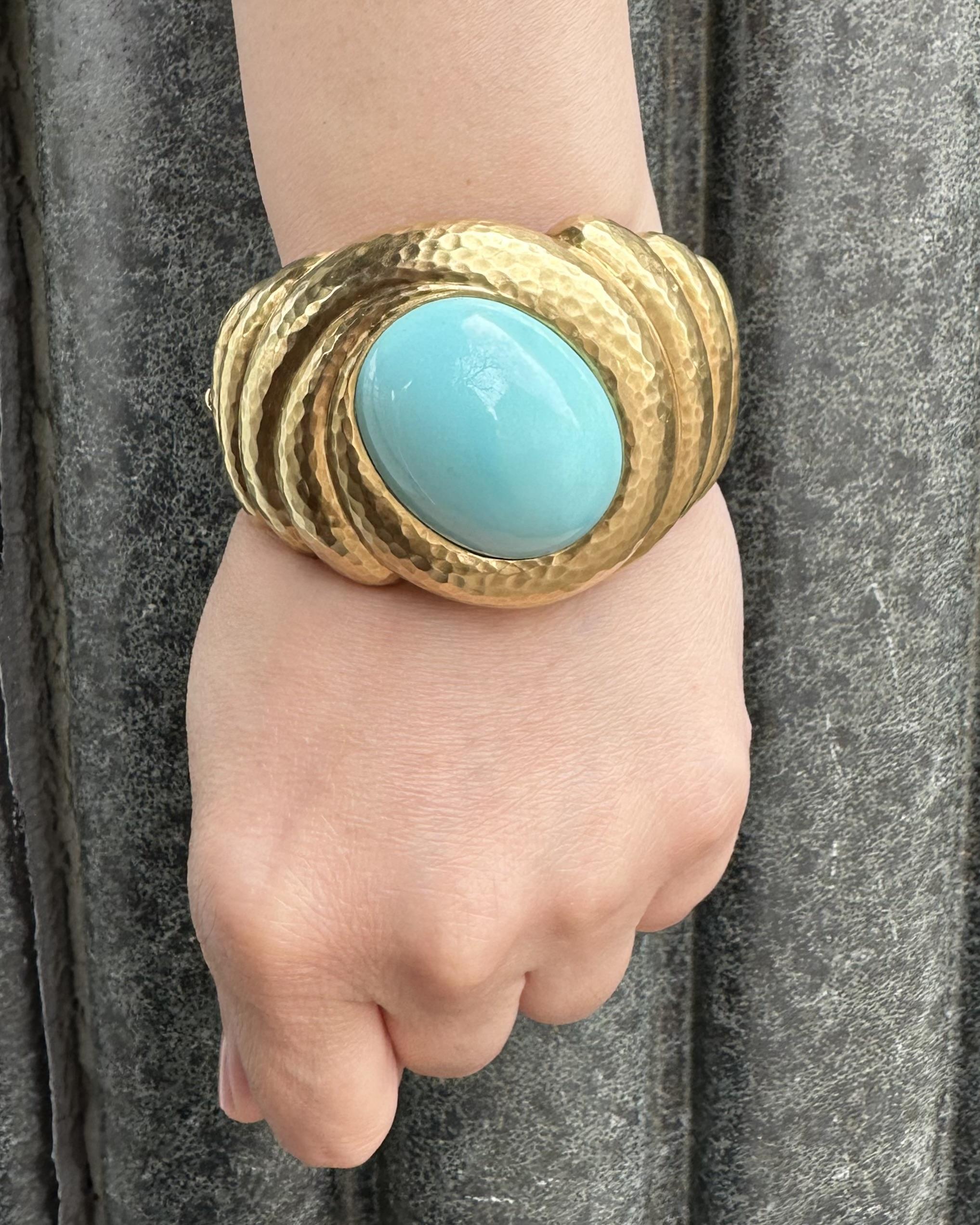 Robert Bruce Bielka Bracelet jonc à charnière martelé en or 18 carats avec grande turquoise Pour femmes en vente