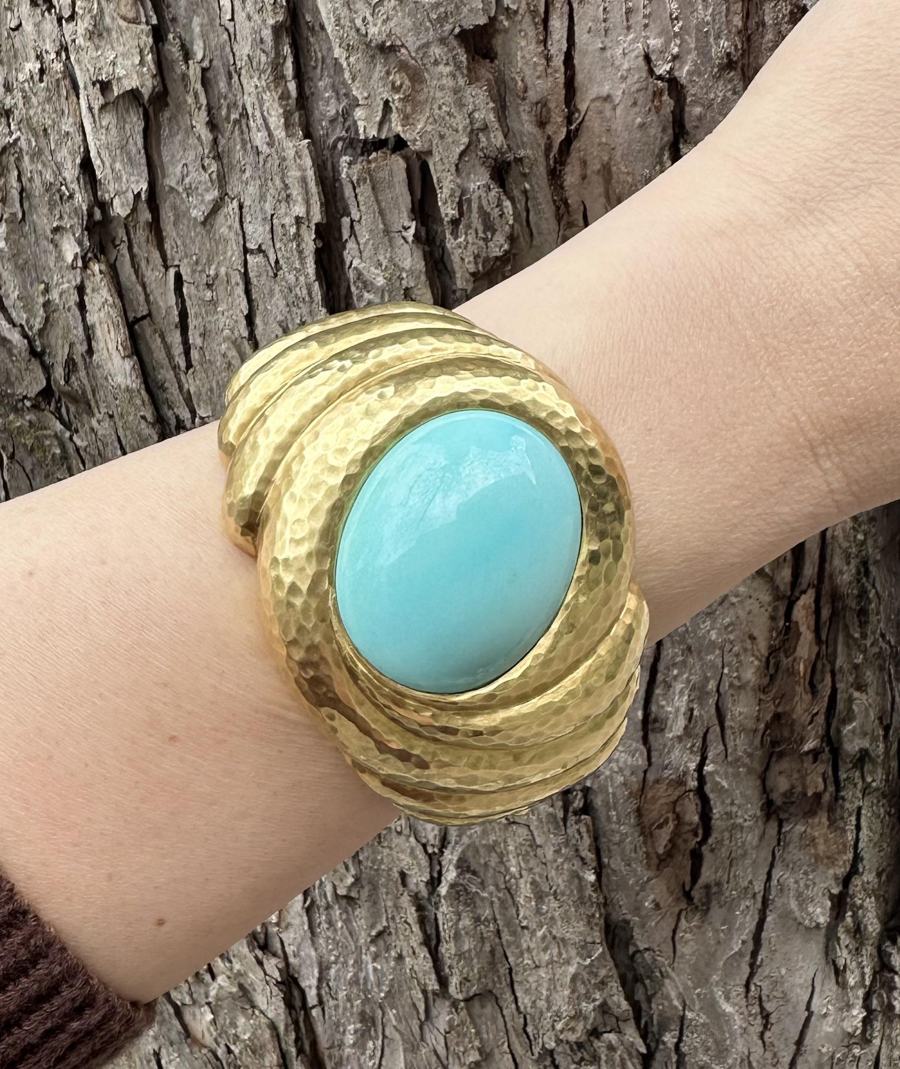 Robert Bruce Bielka Bracelet jonc à charnière martelé en or 18 carats avec grande turquoise en vente 1