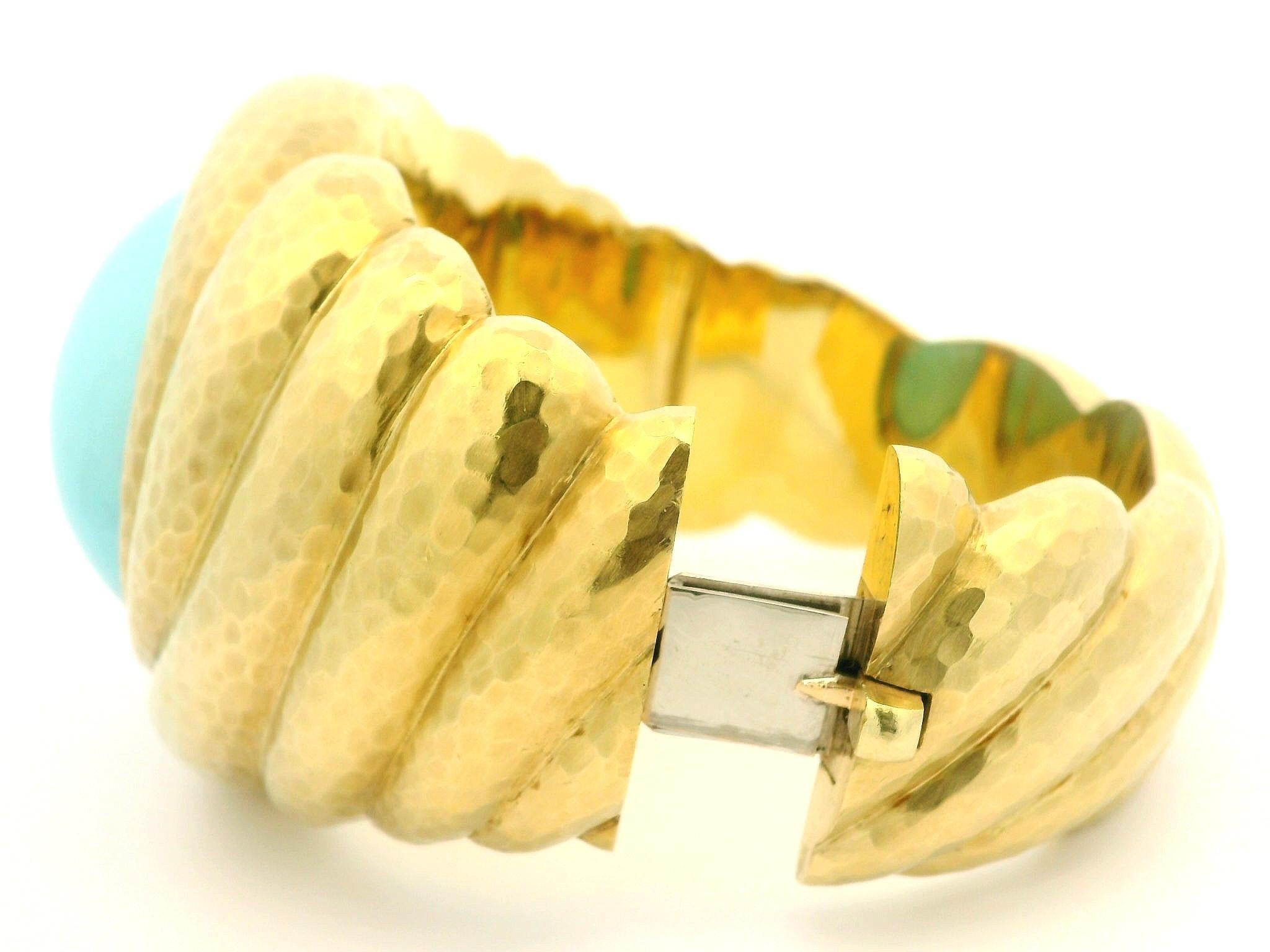 Robert Bruce Bielka Bracelet jonc à charnière martelé en or 18 carats avec grande turquoise en vente 2