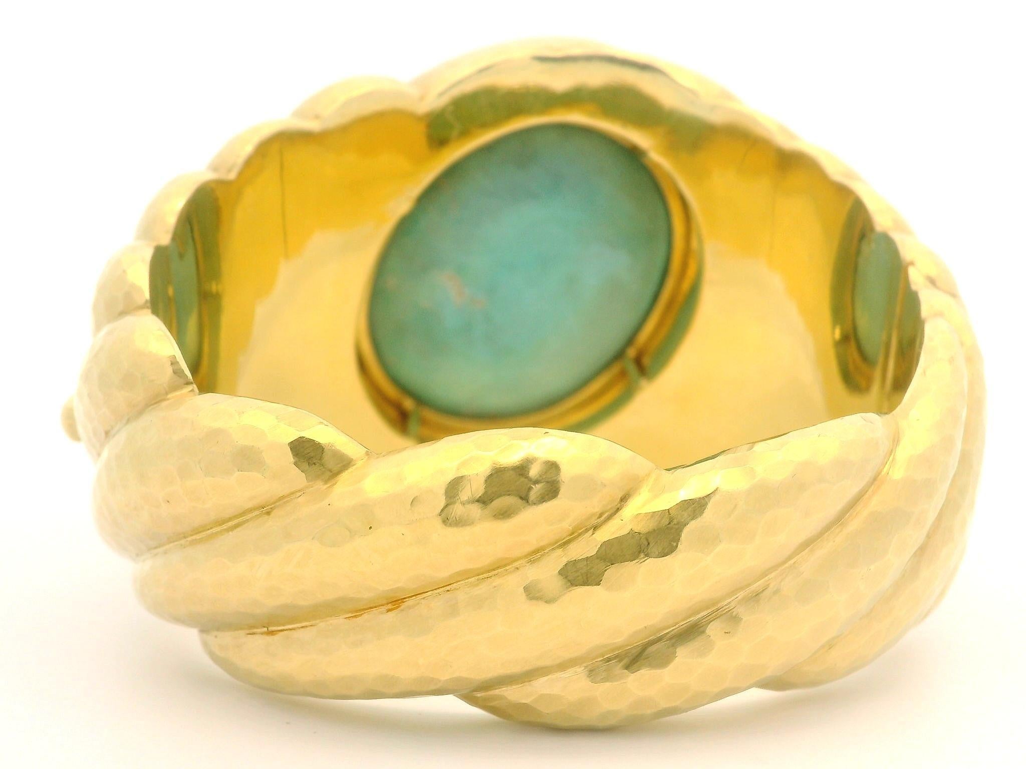 Robert Bruce Bielka Bracelet jonc à charnière martelé en or 18 carats avec grande turquoise en vente 3