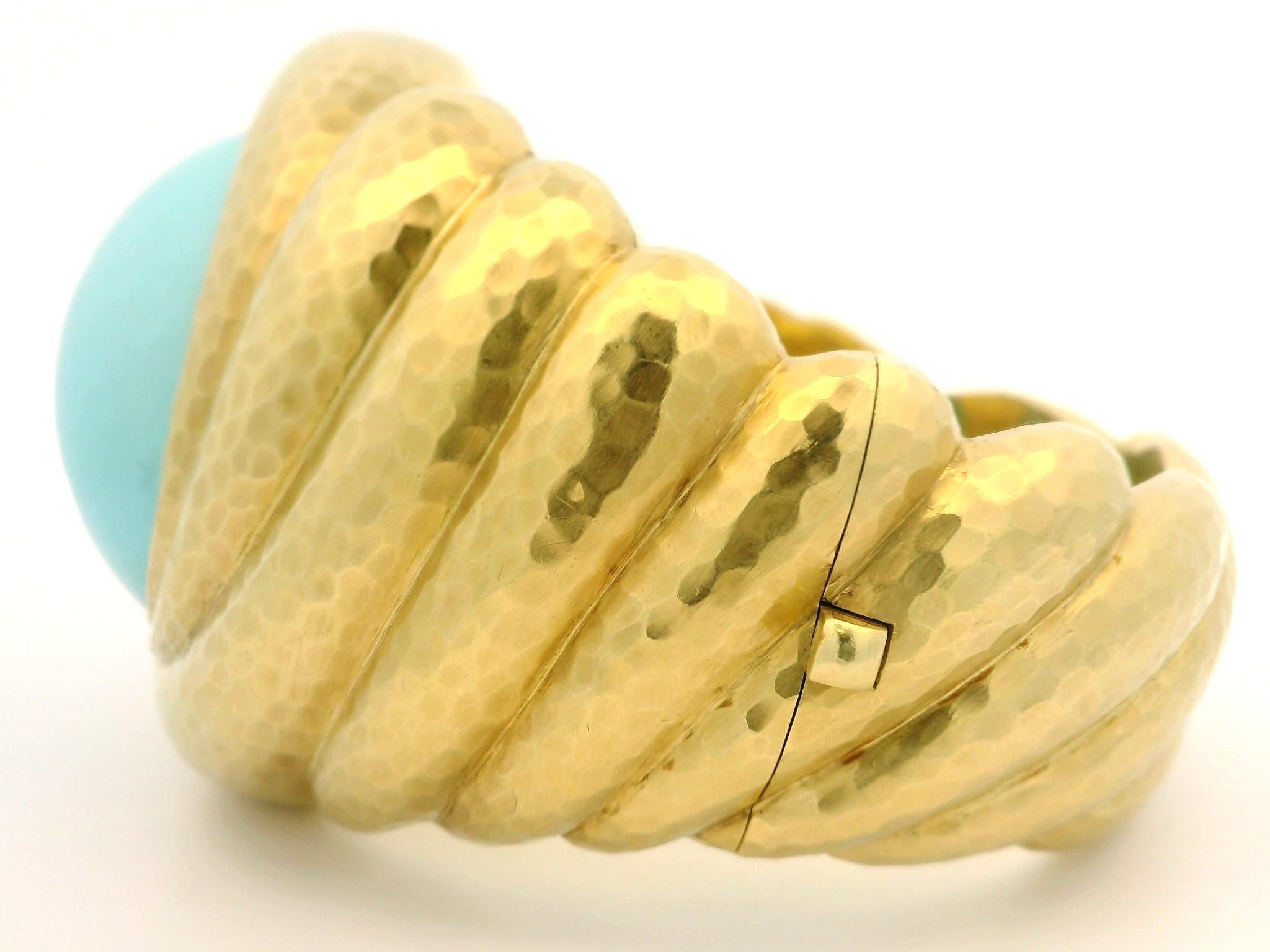 Robert Bruce Bielka Bracelet jonc à charnière martelé en or 18 carats avec grande turquoise en vente 4