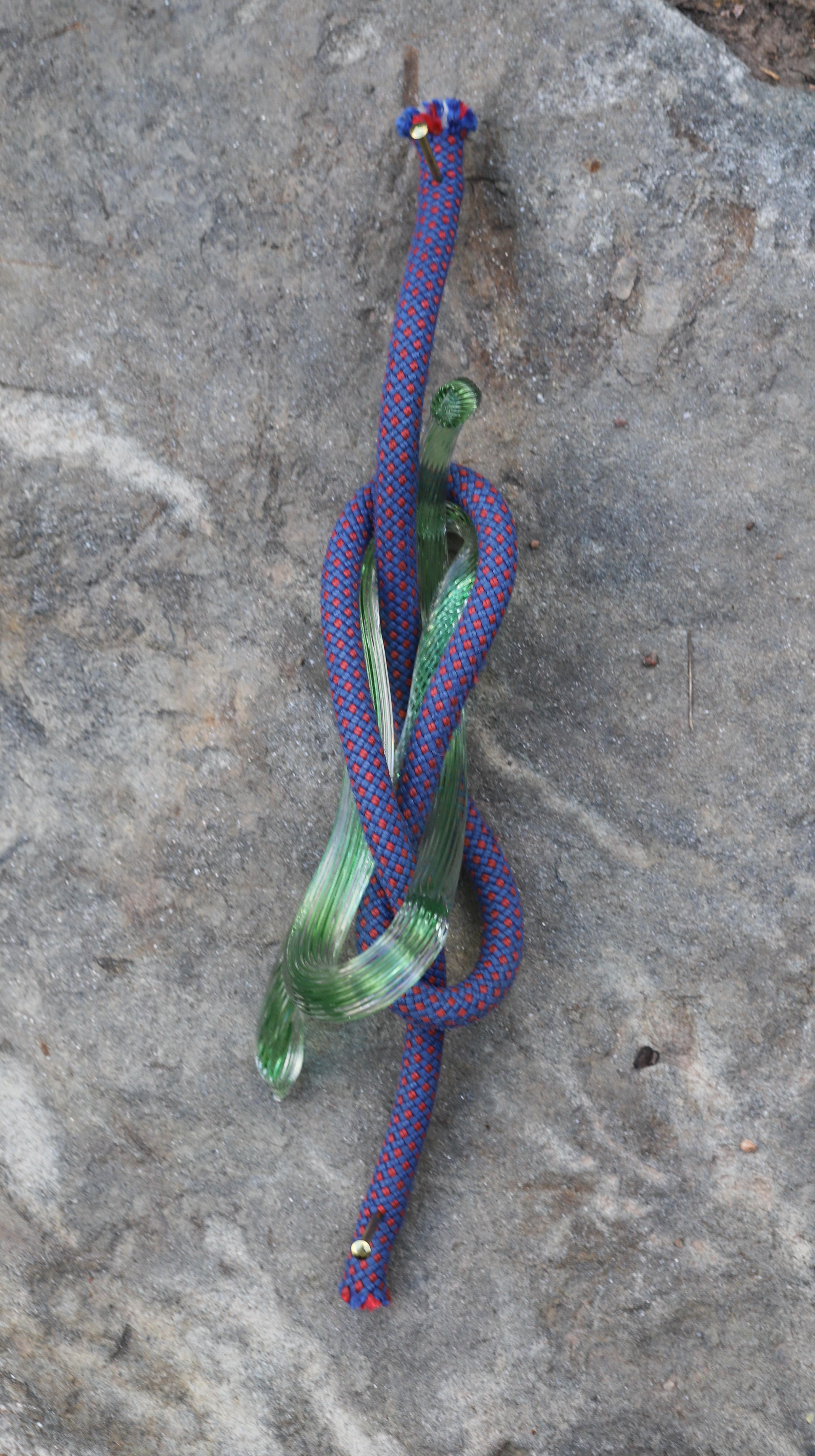 Robert Burch Abstract Sculpture – Knots (Gefundenes Objekt aus geblasenem Glas mit kletterndem Seil, Wandskulptur Chihuly)