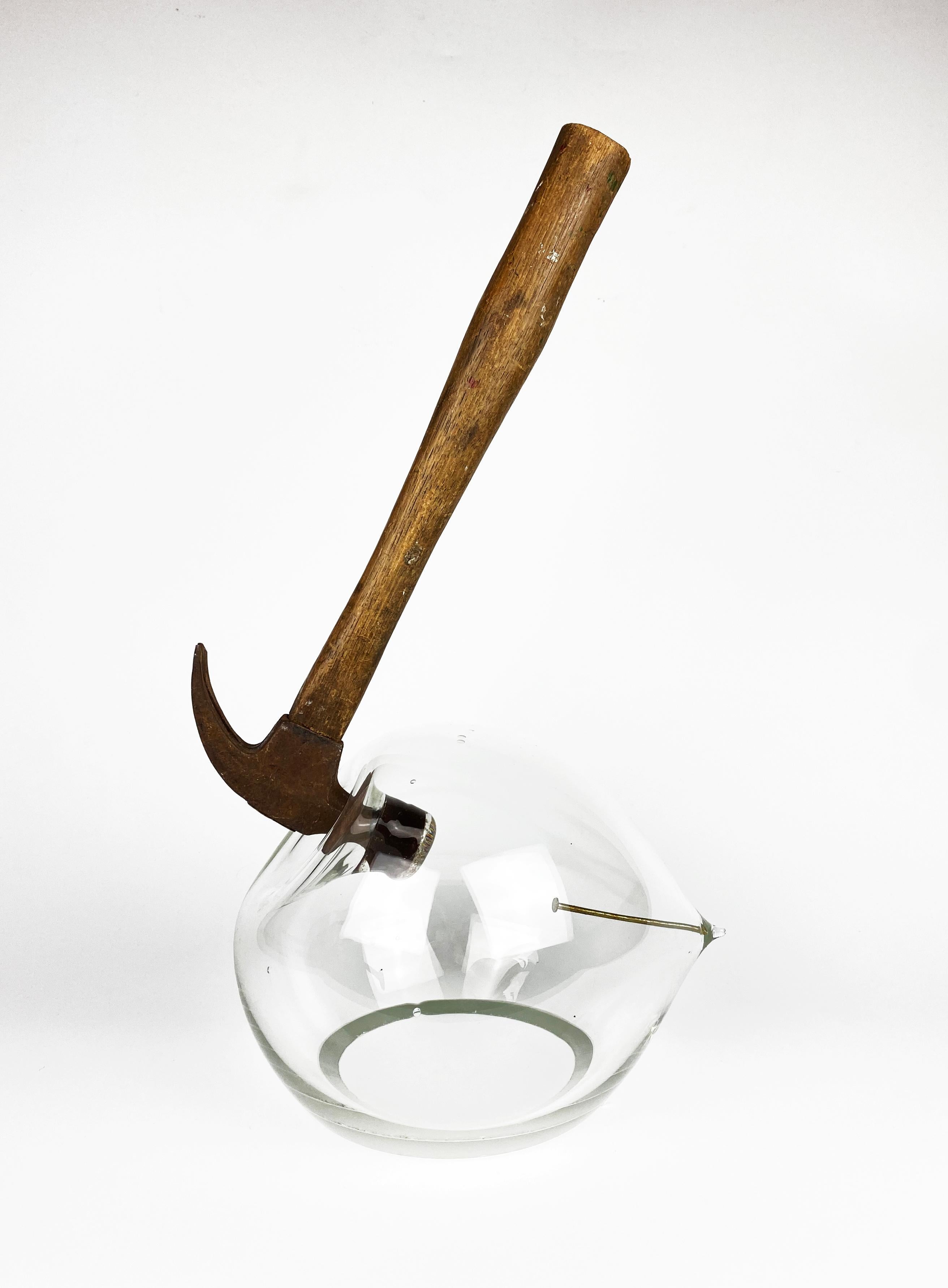 Hammer Swingin ( plateau de table en verre soufflé à clous sculpture trouvée Chihuly) - Artisanat Mixed Media Art par Robert Burch