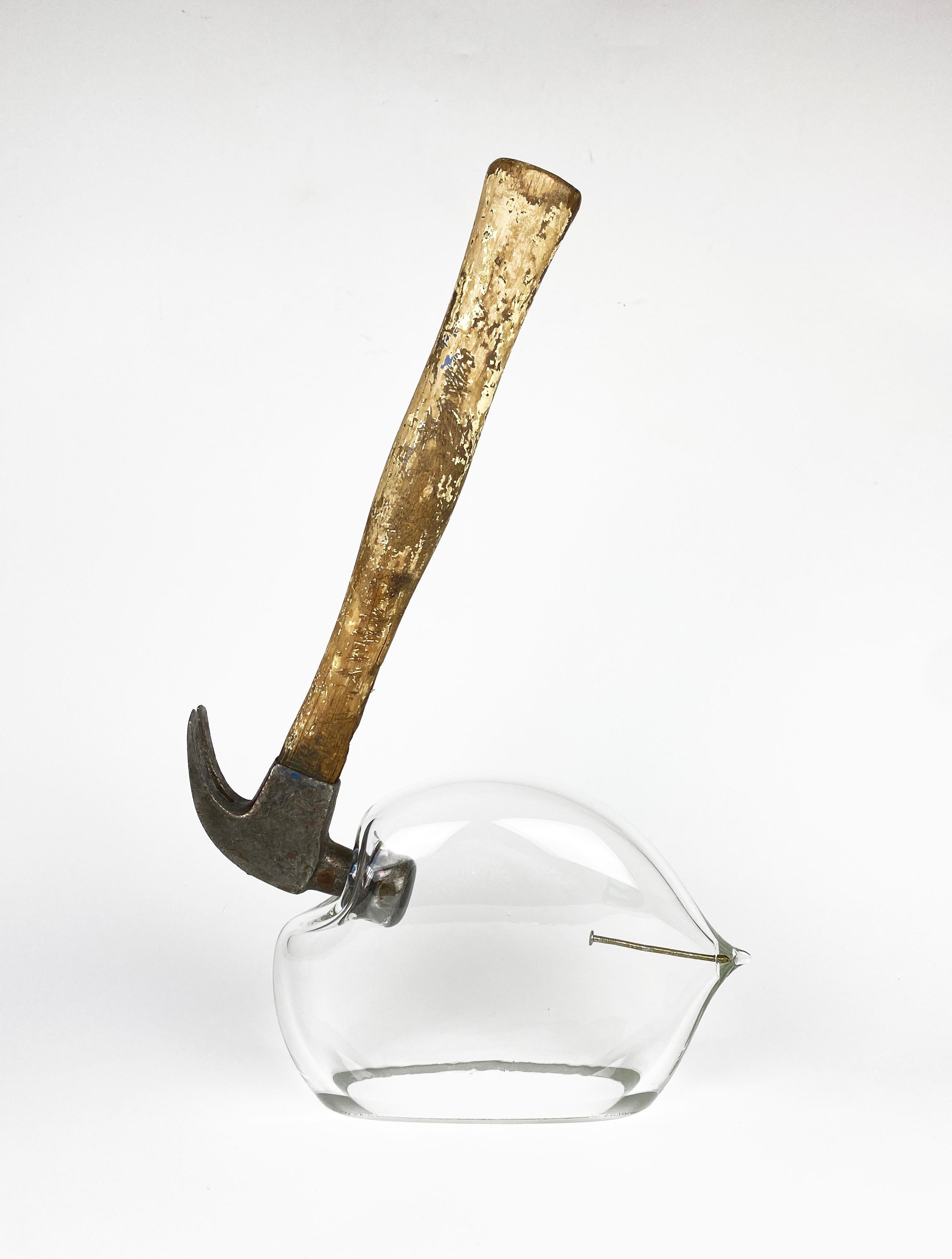 Hammer Swingin ( plateau de table en verre soufflé à clous sculpture trouvée Chihuly) - Mixed Media Art de Robert Burch