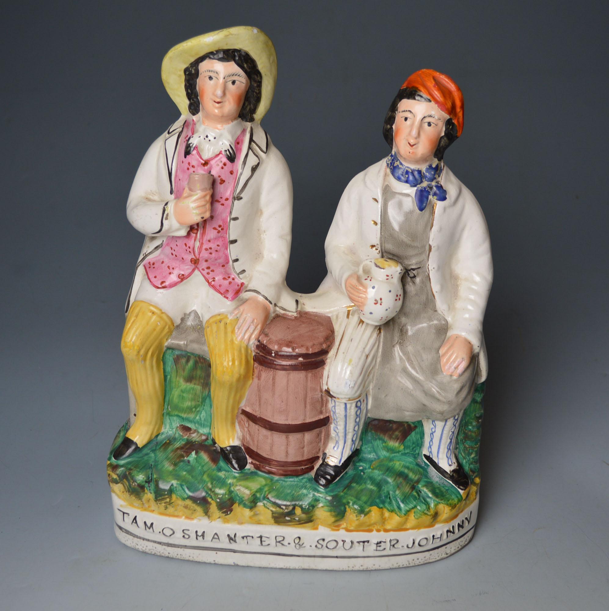 Charmante grande figurine antique en poterie Staffordshire à fond plat représentant Tam O`Shanter et Souter Johnny, d'après le célèbre poème de Robert Burns, 
Période victorienne : ces figurines ont été fabriquées entre 1850 et 1900 environ.
