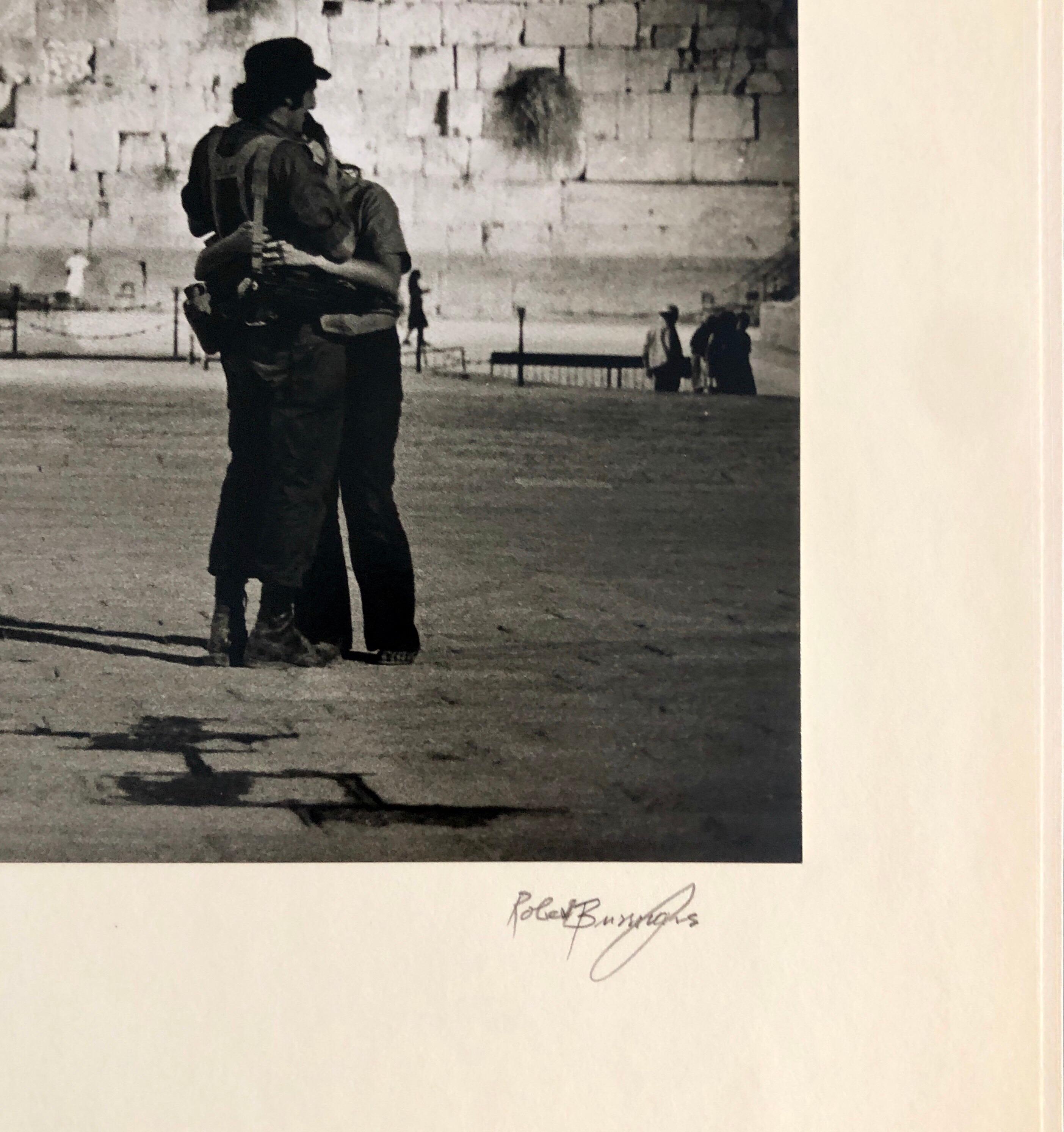 Fotografia d'epoca alla gelatina d'argento Muro Occidentale di Gerusalemme Foto notturna 1973 - Photograph Moderno di Robert Burroughs