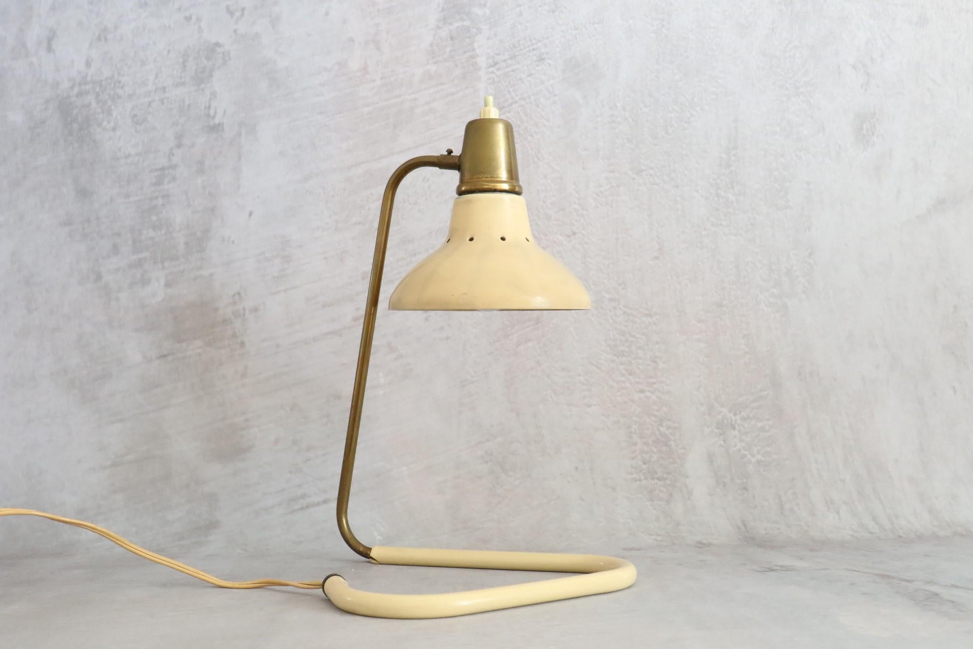 Robert Caillat Mid-Century Modern French table lamp 1950 era Biny Guariche

Very nice desk lamp. Emblematic of the design of the 50's lighting fixtures it is a very nice lamp in gold brass and beige reflector.

The lamp is in fair condition with